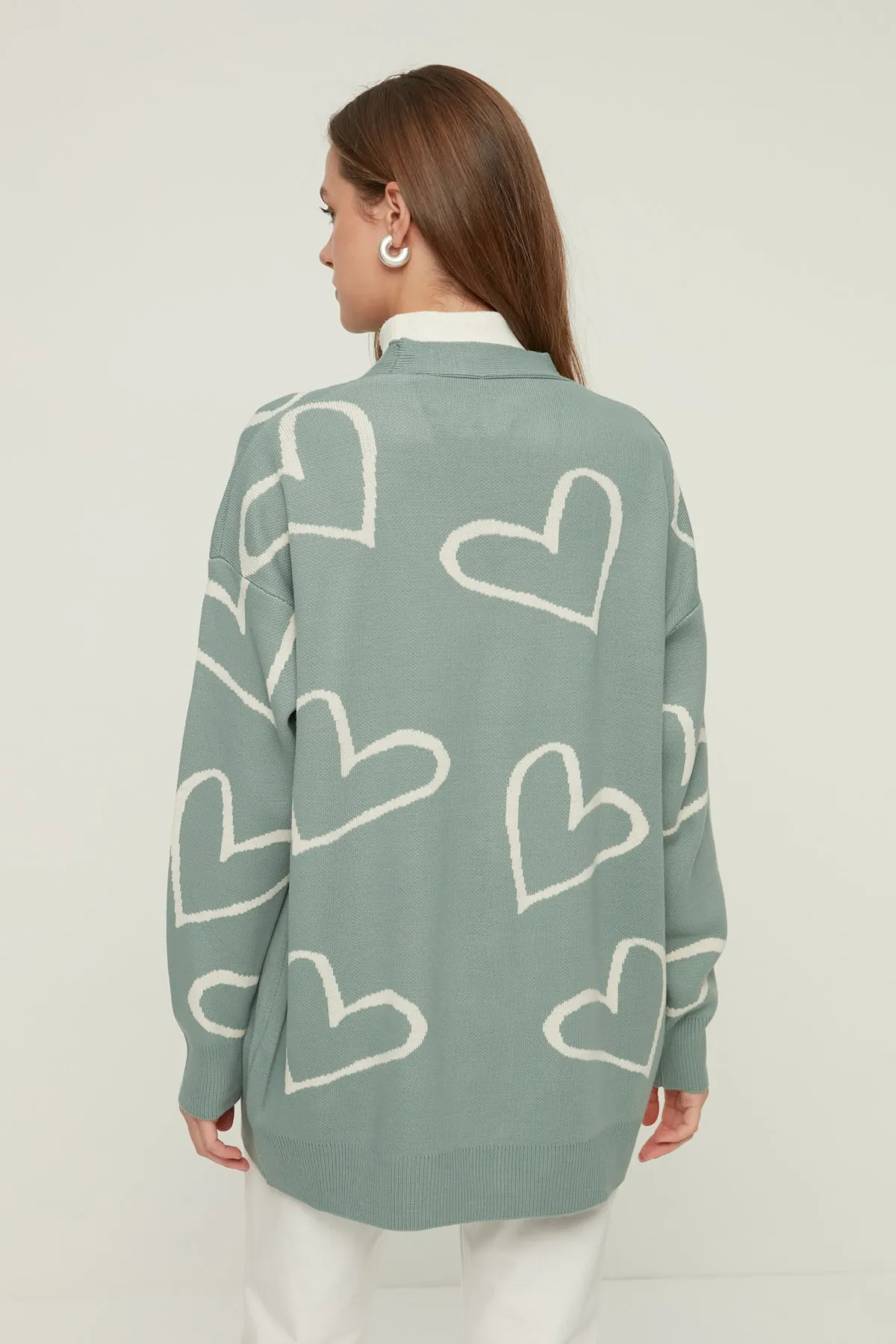 Trendyol Modest  Mintfarbene Strickjacke mit V-Ausschnitt und Herzmuster TCTAW22TH0161