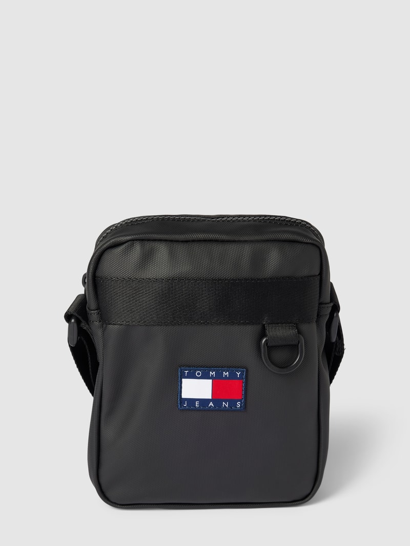 Handtasche mit Label-Patch in schwarz