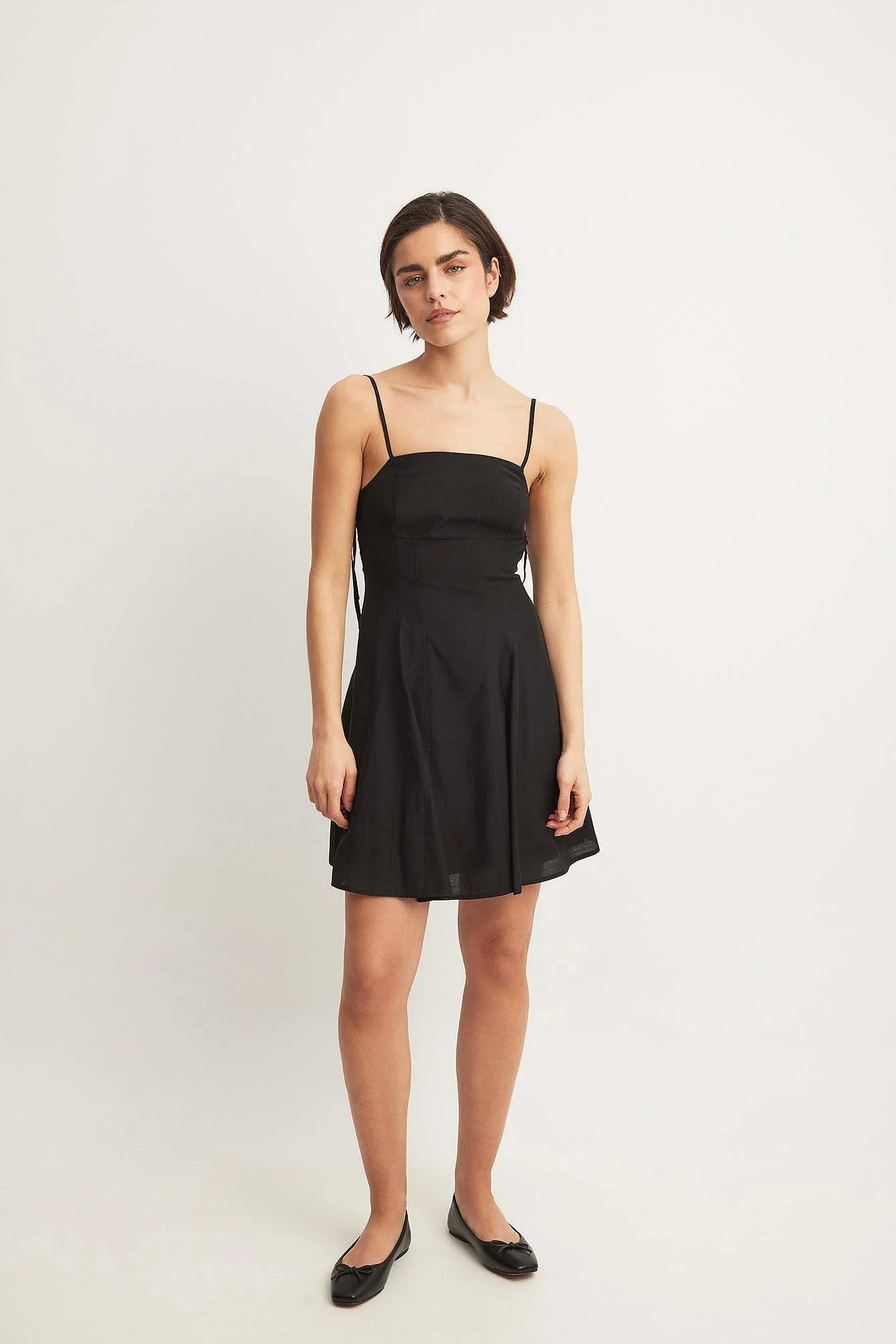 Minikleid mit offenem Rücken und Trägern