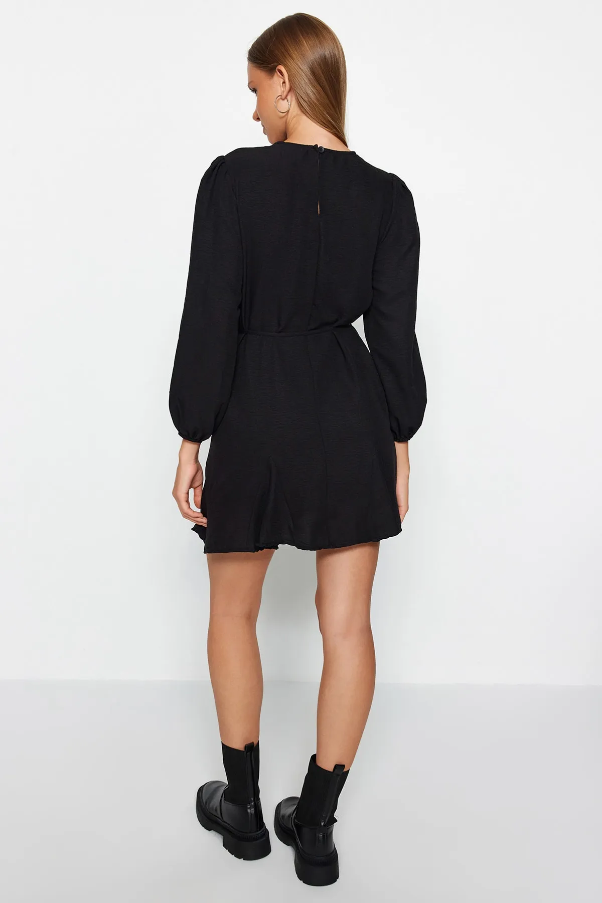 Trendyol Collection  Schwarzes, gerade geschnittenes Mini-Webkleid mit Rundhalsausschnitt und Gürtel TWOAW24EL00337