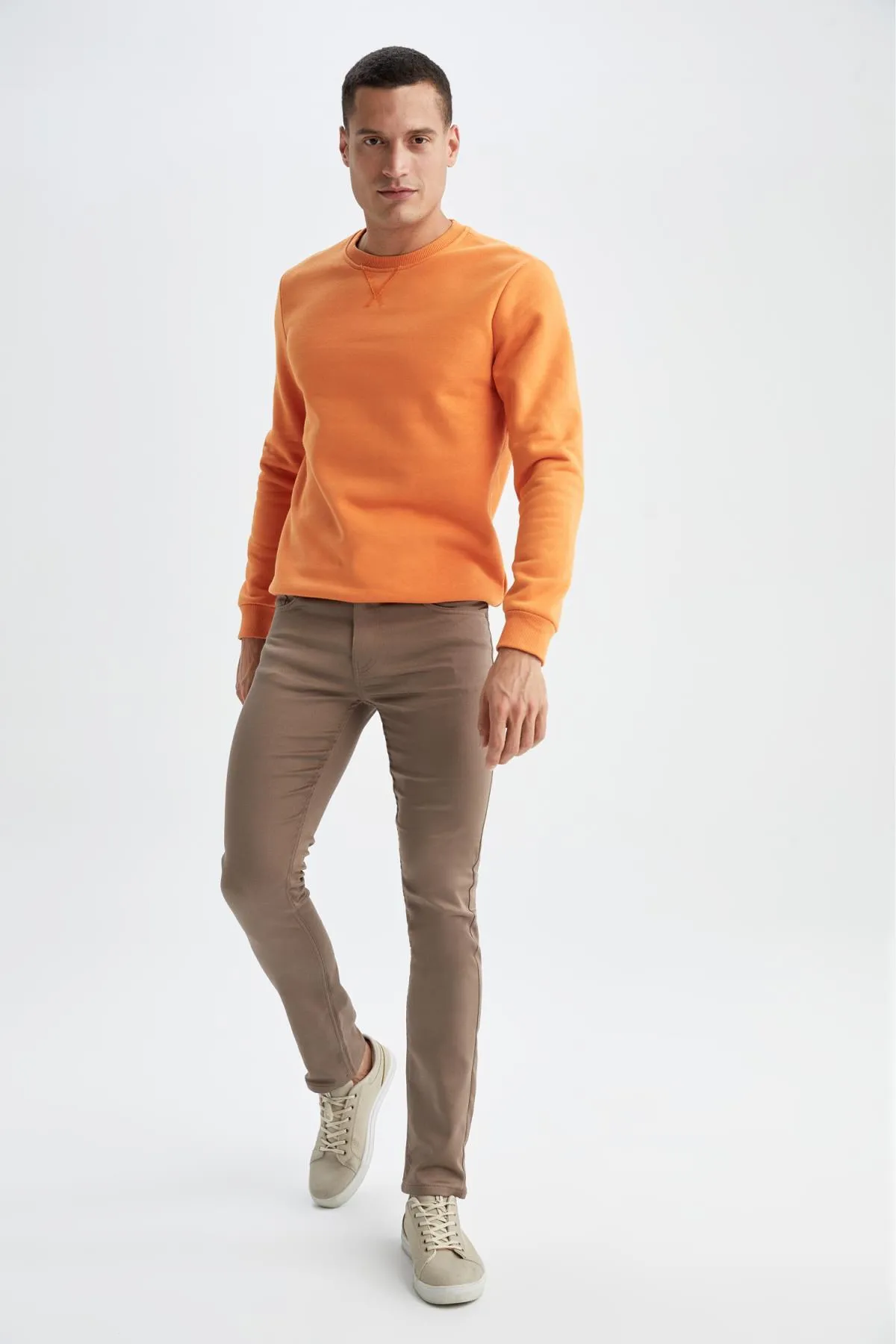 DeFacto  Basic-Sweatshirt aus Baumwolle mit normaler Passform und Rundhalsausschnitt