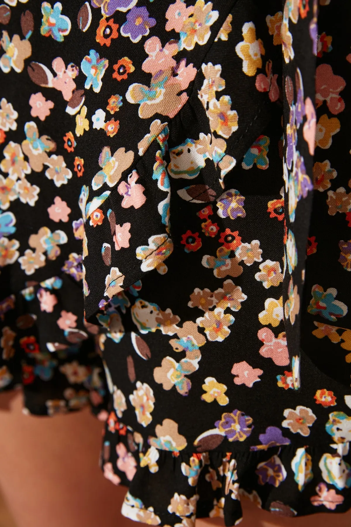 Trendyol Collection  Schwarzer zweireihiger Shortsrock aus gewebter Viskose mit Rüschen und Blumenmuster TWOSS21SR0090