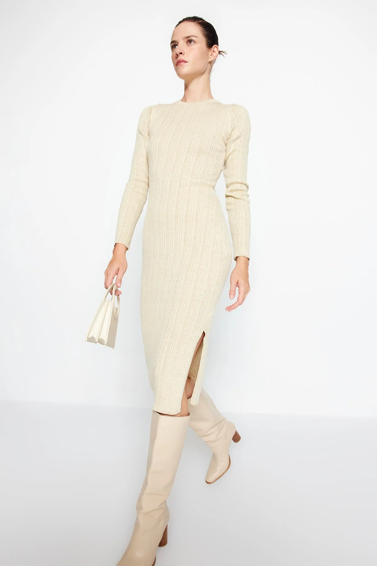 Trendyol Collection  Beigefarbenes Midikleid aus glitzerndem Strick TWOAW24EL00047