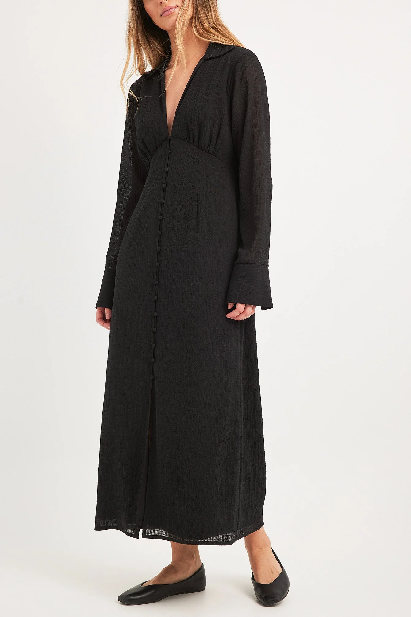 Midikleid mit V-Ausschnitt und Knopfleiste