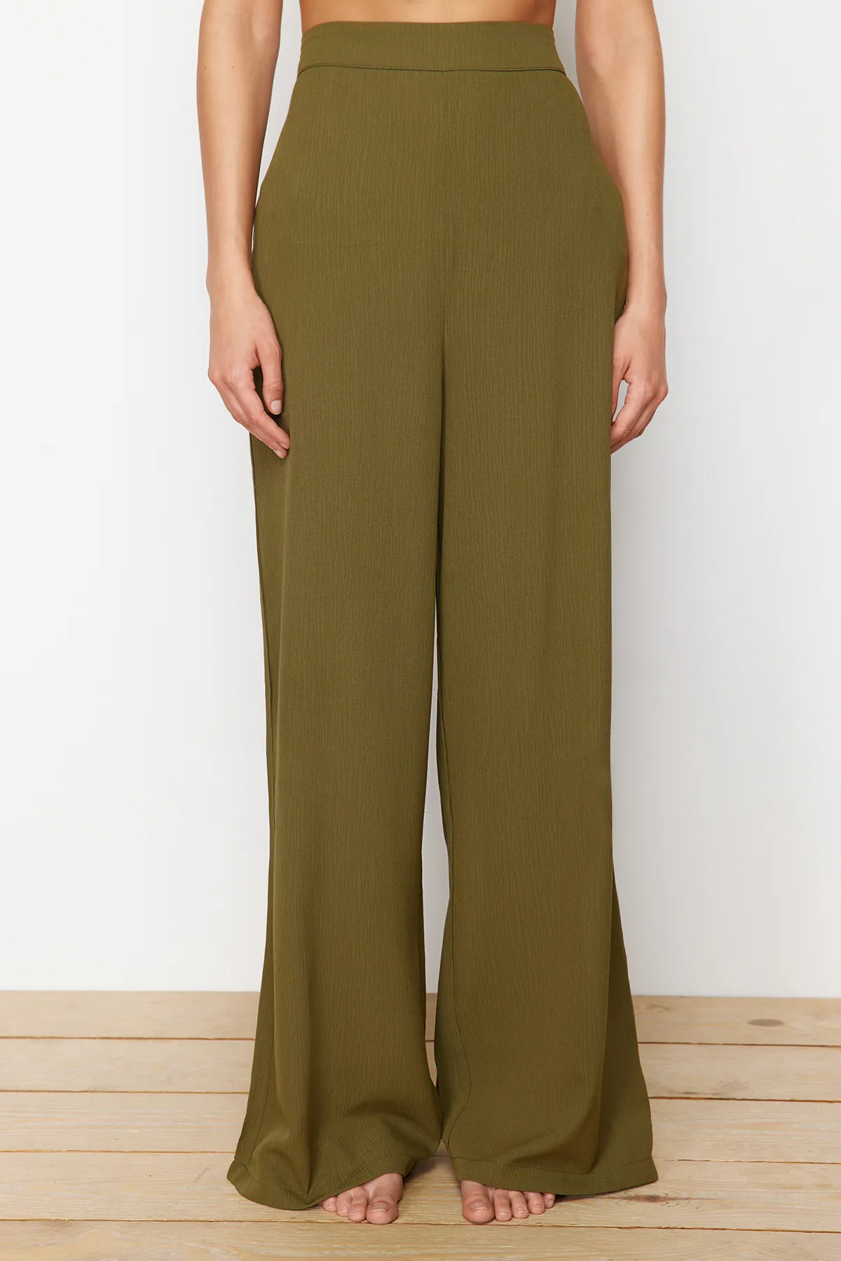 Trendyol Collection  Khakifarbener, gewebter Blusen-Hosenanzug mit Bindeband TBESS22AU0108