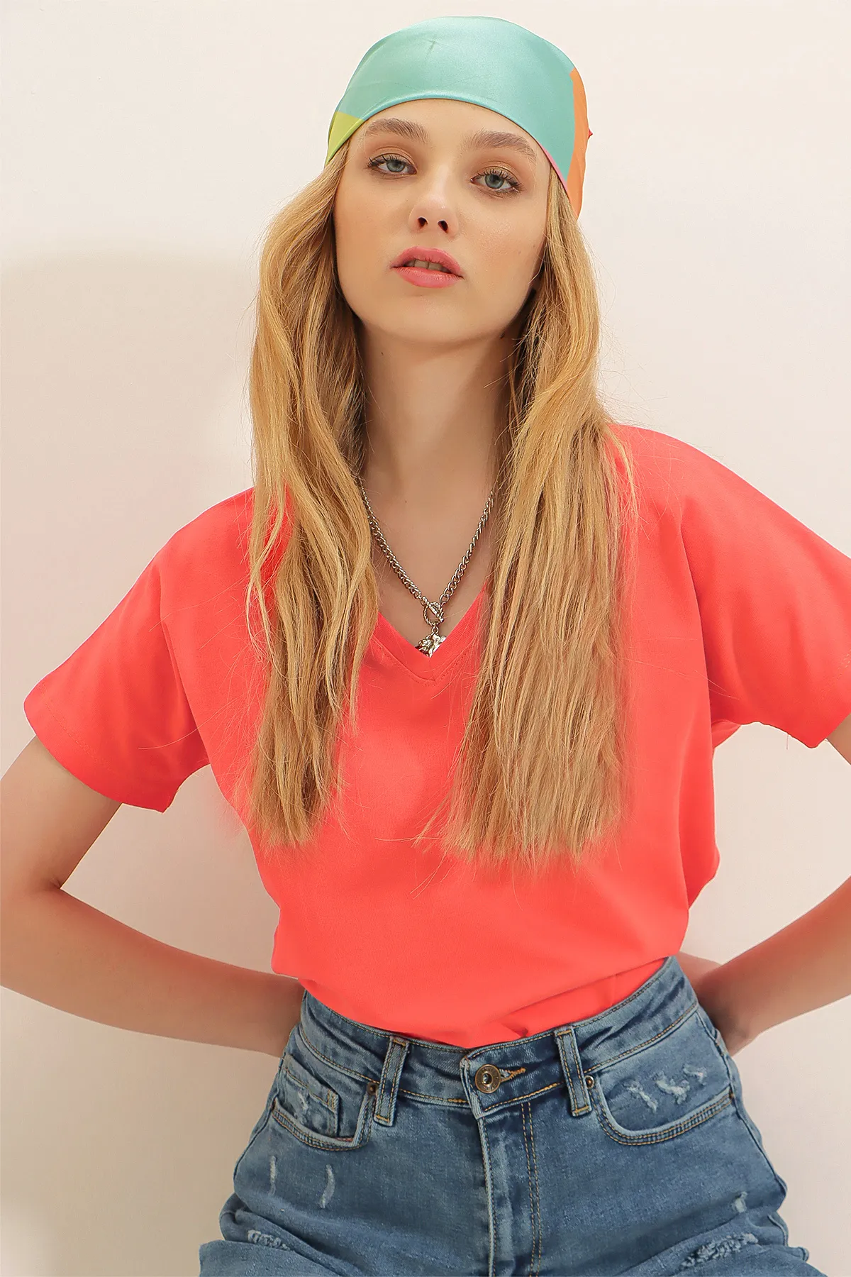 Trend Alaçatı Stili  Damen-Basic-T-Shirt mit V-Ausschnitt in Koralle ALC-1045-A