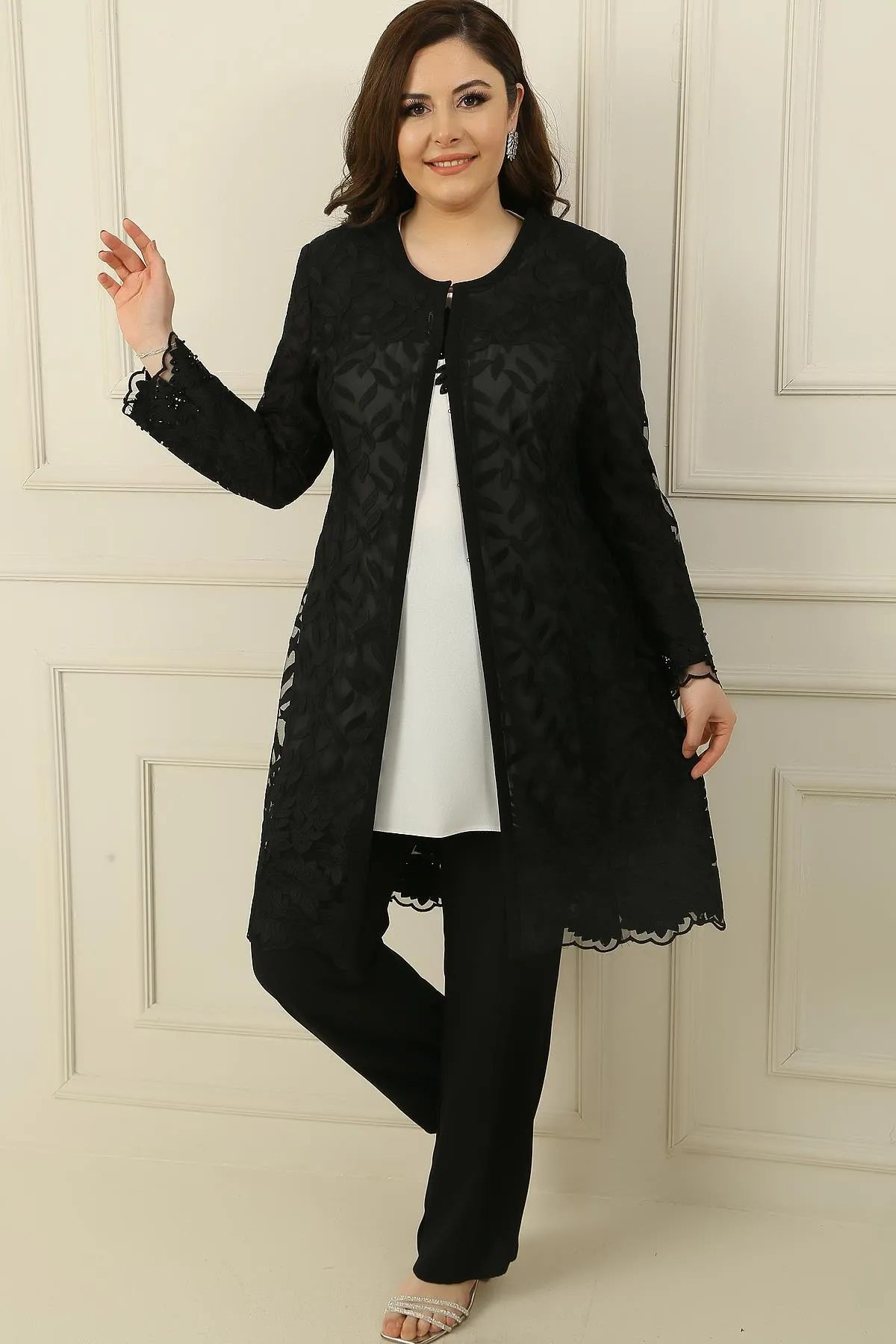 By Saygı  Dreiteiliger Anzug aus Crêpe mit Perlenstickerei, Schnürung, gefütterter Jacke, Bluse und Hose in Übergröße