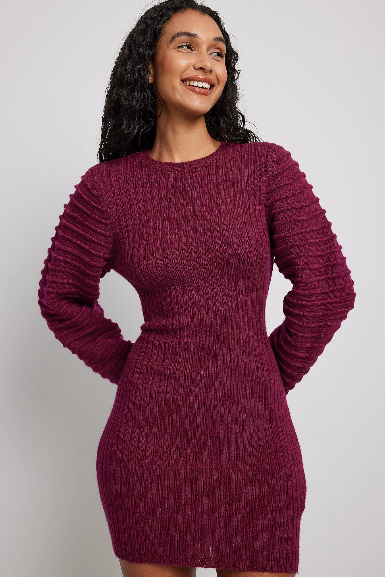 Strickminikleid mit detaillierten Ärmeln