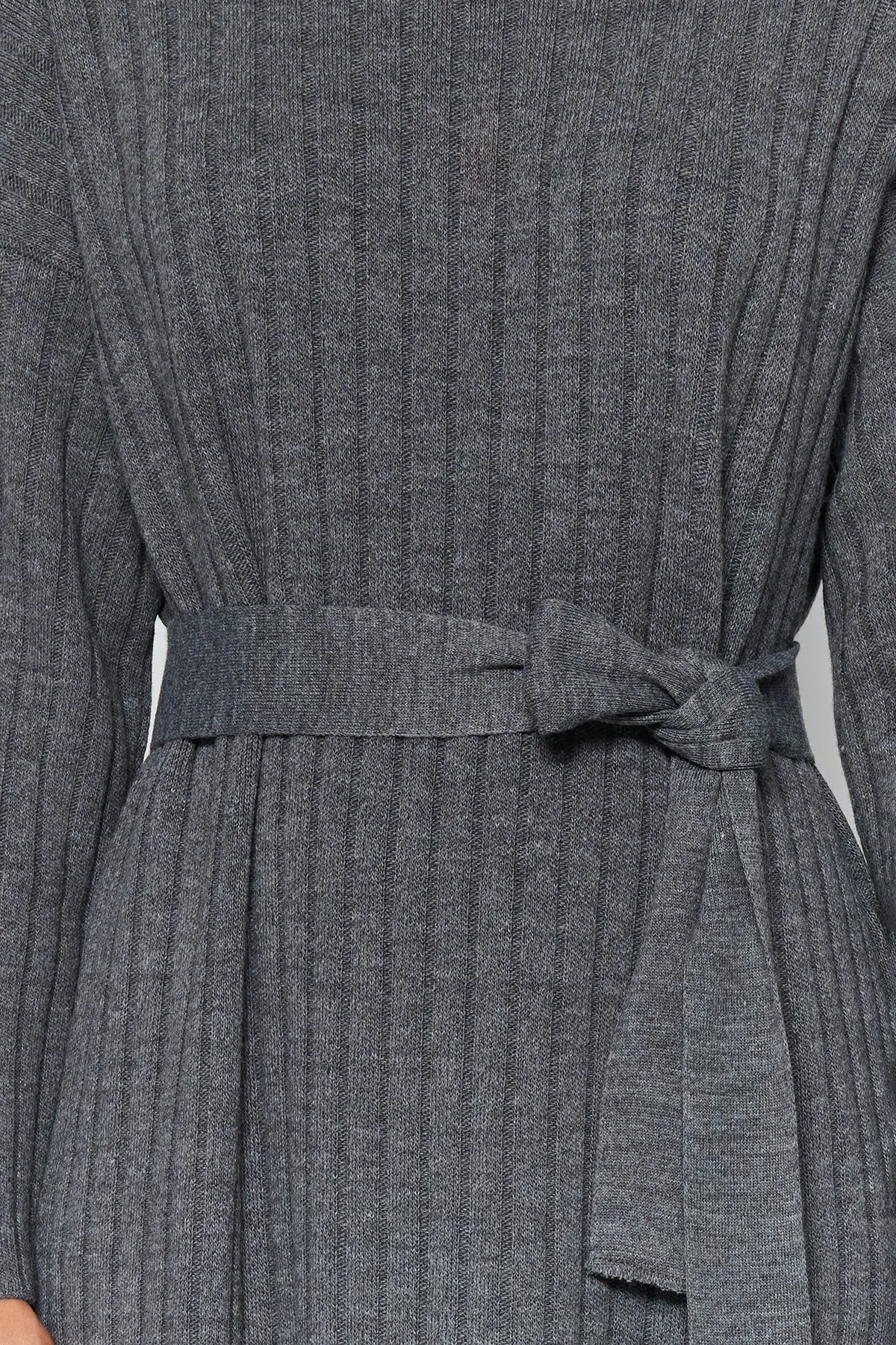 Trendyol Modest  Anthrazitfarbener, ungefütterter, schlichter Strick mit Gürtel TCTAW24EB00008