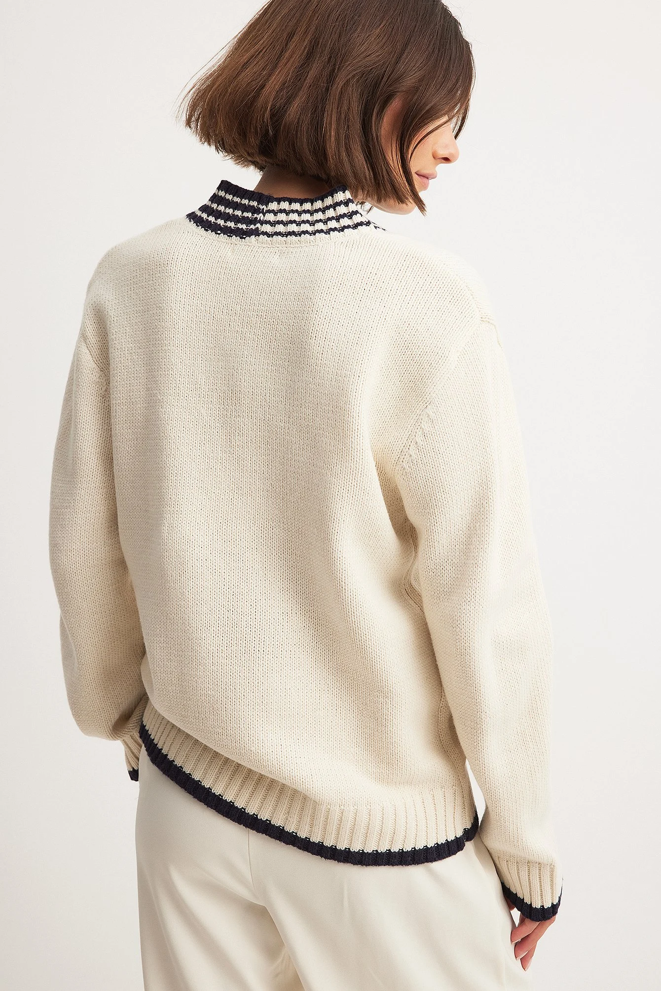 Oversized-Pullover mit V-Ausschnitt und Kontrastdetail
