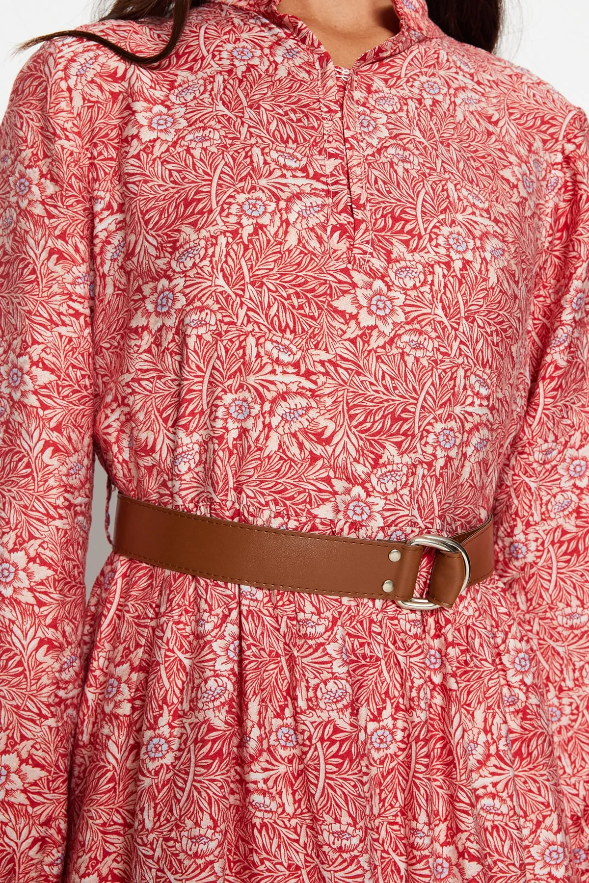 Trendyol Modest  Gewebtes Kleid mit gefliestem Gürtelrock, Volant und Blumenmuster, gefüttert TCTSS23EB00111