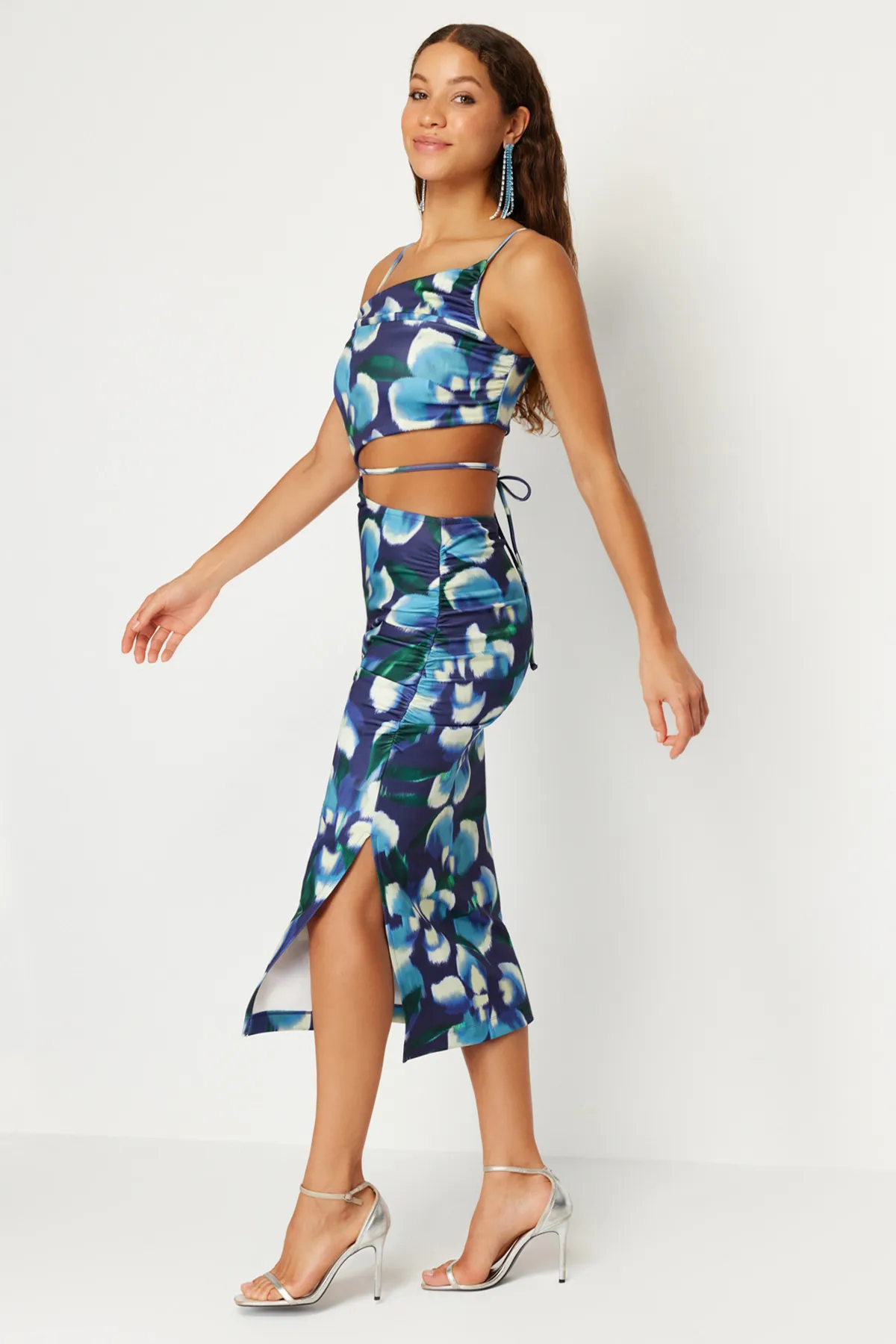 Trendyol Collection  Blau-mehrfarbiges, floral gemustertes, stilvolles Abendkleid mit Raffdetails TPRSS22EL0960