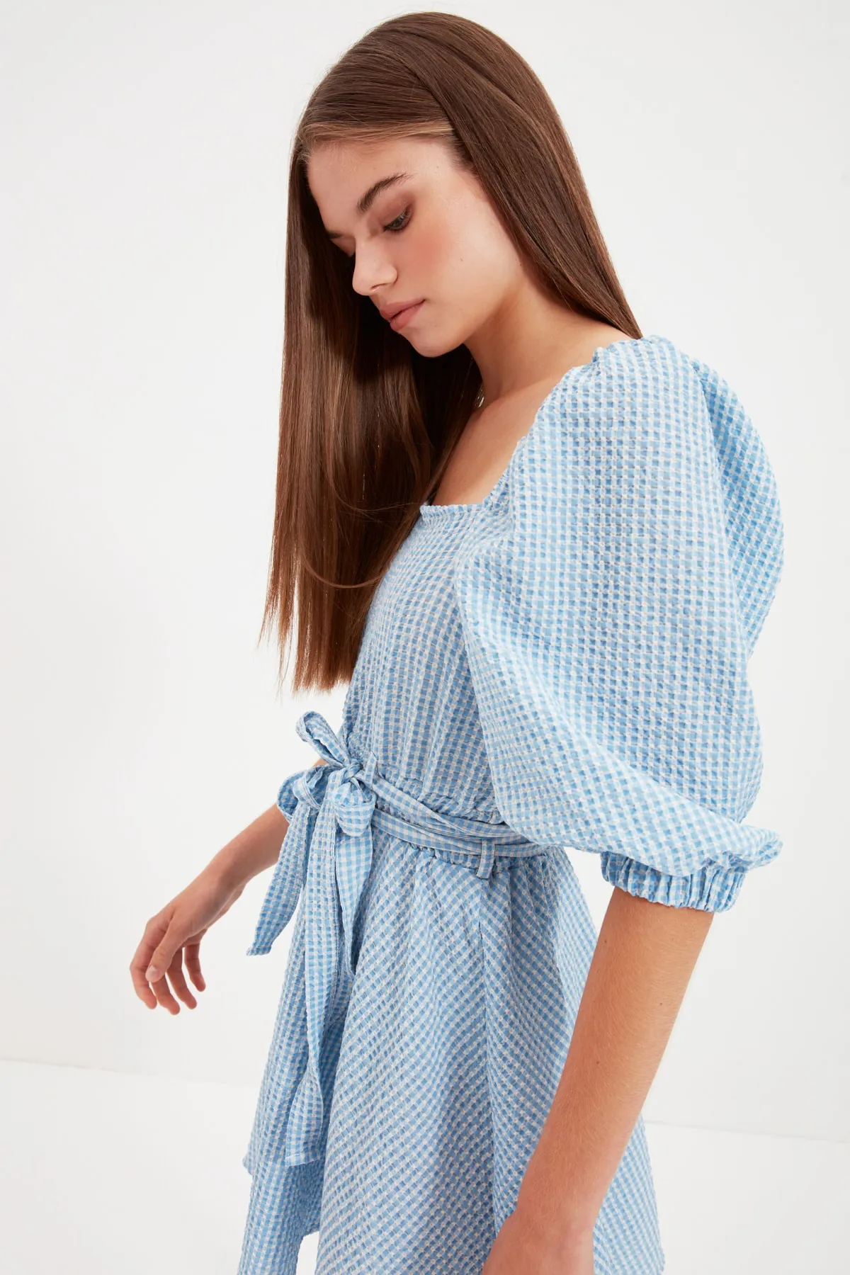 Trendyol Collection  Blaues Mini-Webkleid mit offenem, quadratischem Kragen und Taille TWOAW22EL0051
