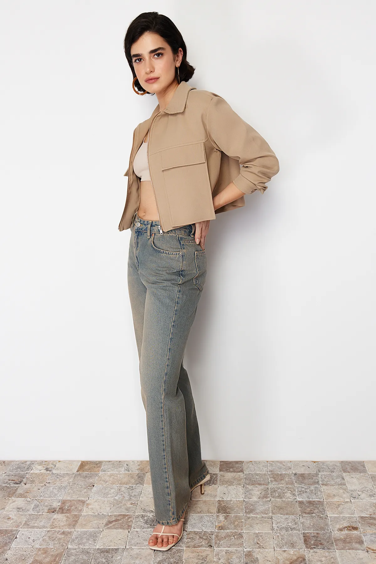 Trendyol Collection  Nerzfarbene Utility-Crop-Webjacke mit Taschendetails TWOSS24CE00031