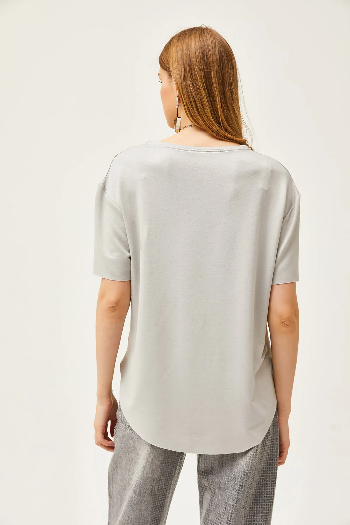 Olalook  Graues T-Shirt aus Modal mit weichen, strukturierten Knöpfen und sechs Ovalen für Damen, TSH-19000771