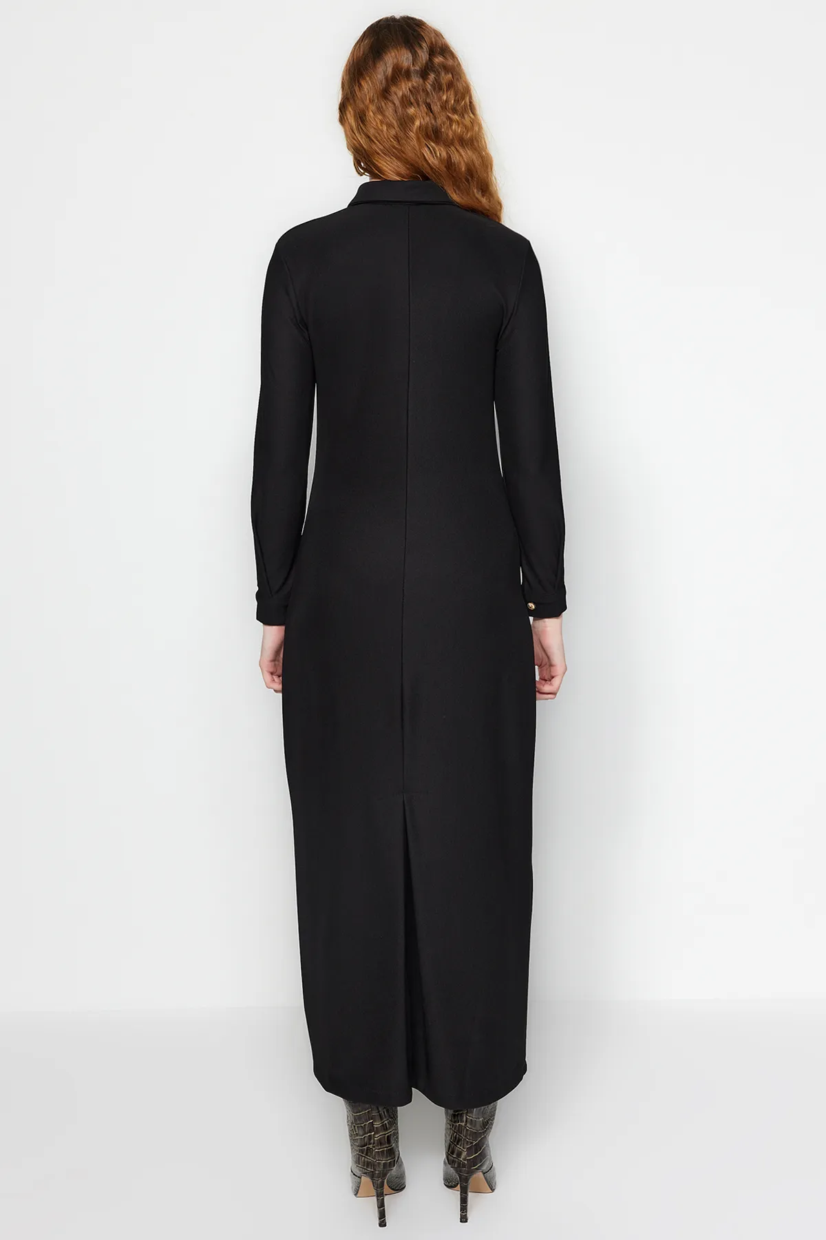 Trendyol Modest  Schwarzes Strickkleid mit goldenen Knöpfen TCTAW24EB00108