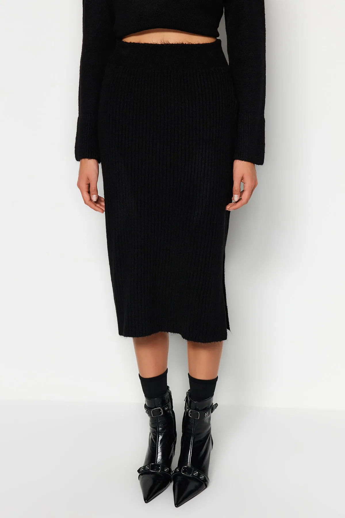 Trendyol Collection  Schwarzes, weich strukturiertes Strickoberteil- und -unterteil-Set mit Rock TWOAW23AU00217