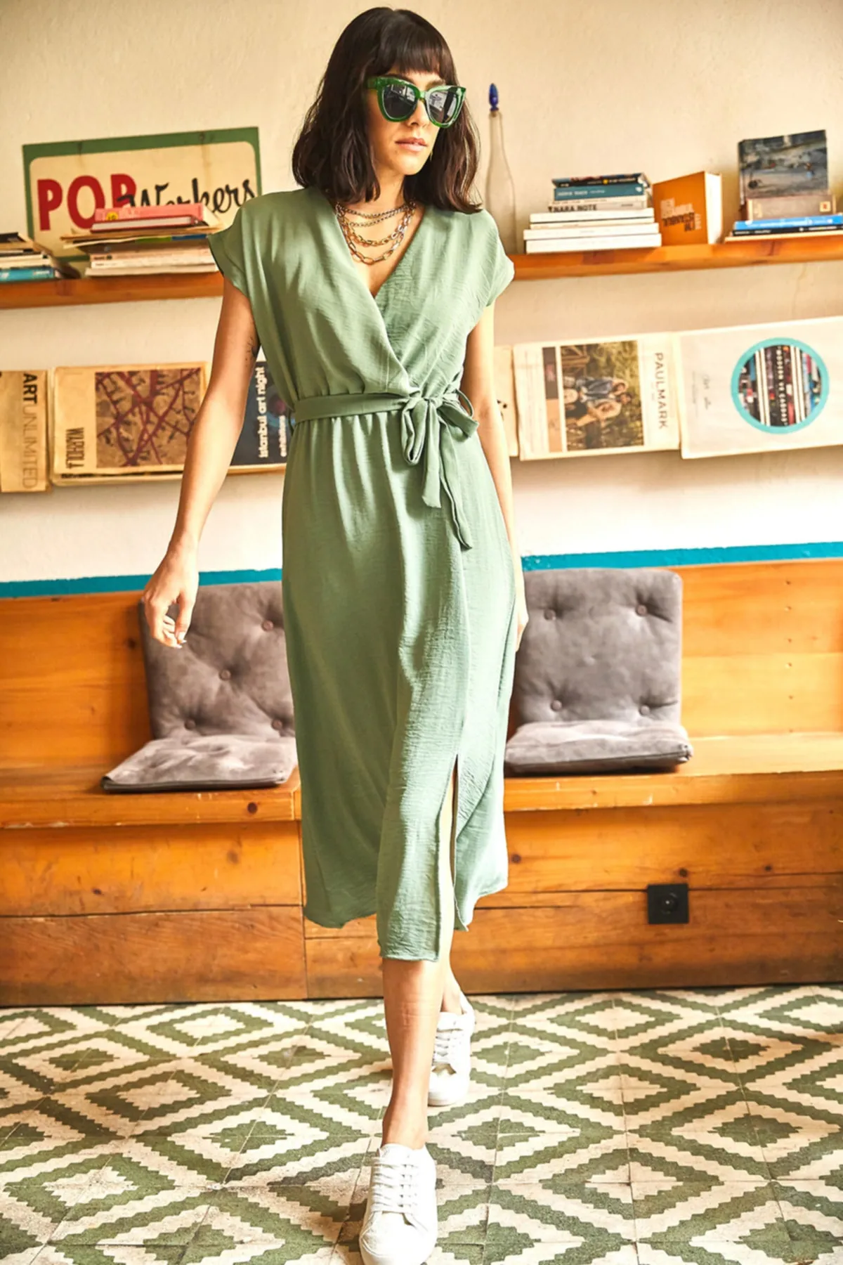 Olalook  Grünes zweireihiges Damenkleid mit Schlitz und Gürtel ELB-19001690