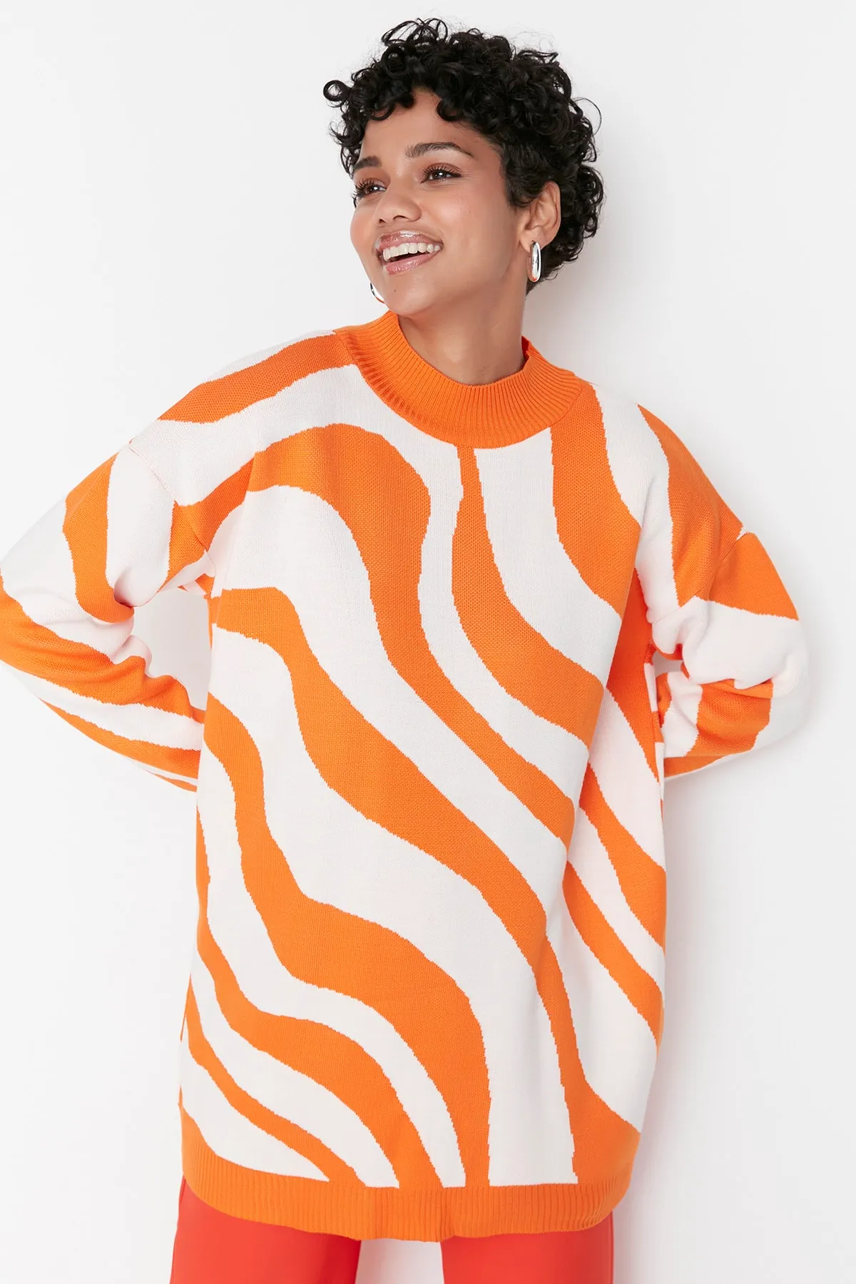 Trendyol Modest  Ecru-orangefarbener Strickpullover mit halbem Rollkragen und Tierstreifenmuster TCTAW23KZ00023