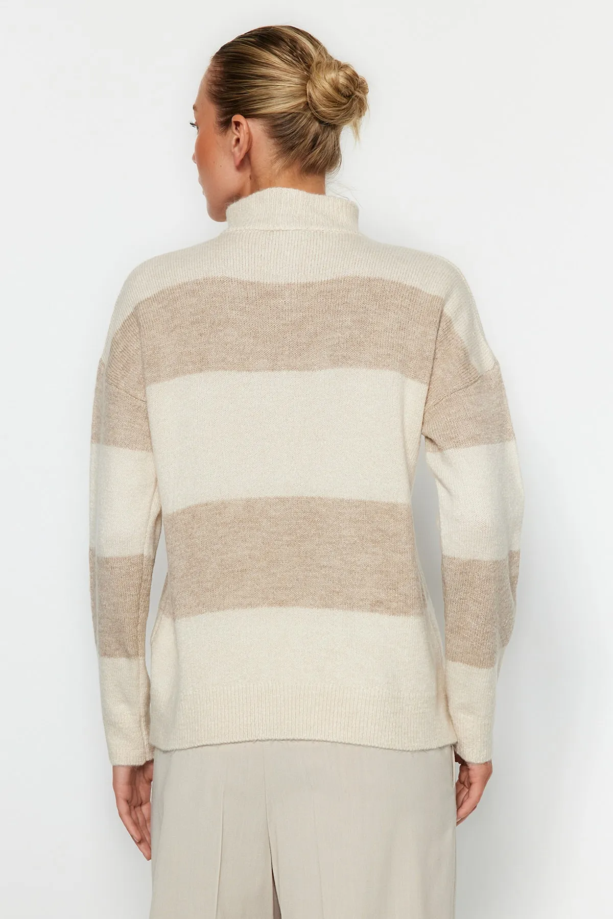 Trendyol Collection  Beiger weich strukturierter Strickpullover mit Stehkragen und Reißverschluss TWOAW22KZ0424