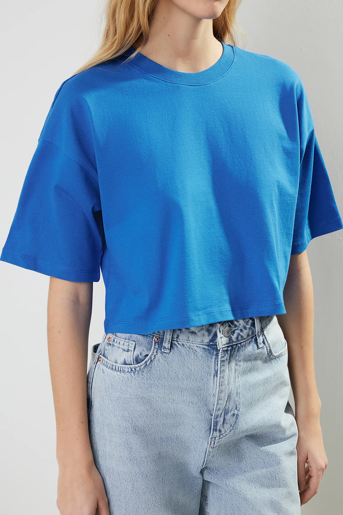 Trendyol Collection  Premium Saks Crop-Strick-T-Shirt aus 100 % Baumwolle TWOSS23TS00038