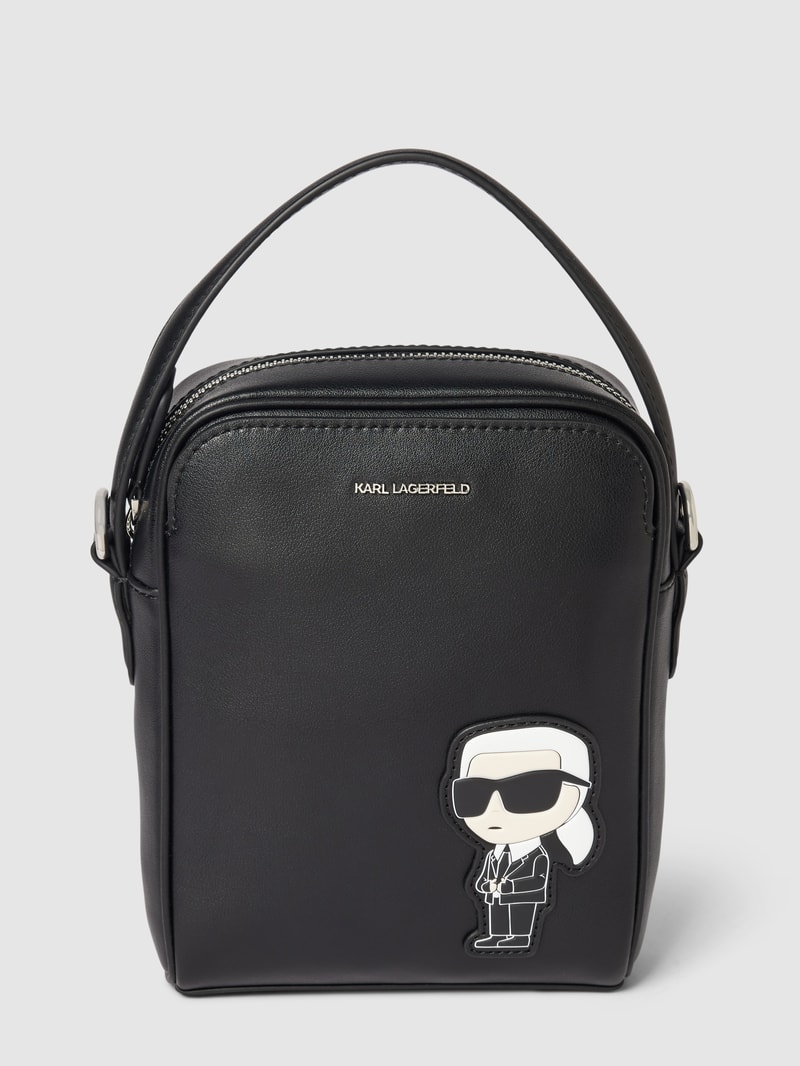 Umhängetasche mit Label-Applikation in schwarz