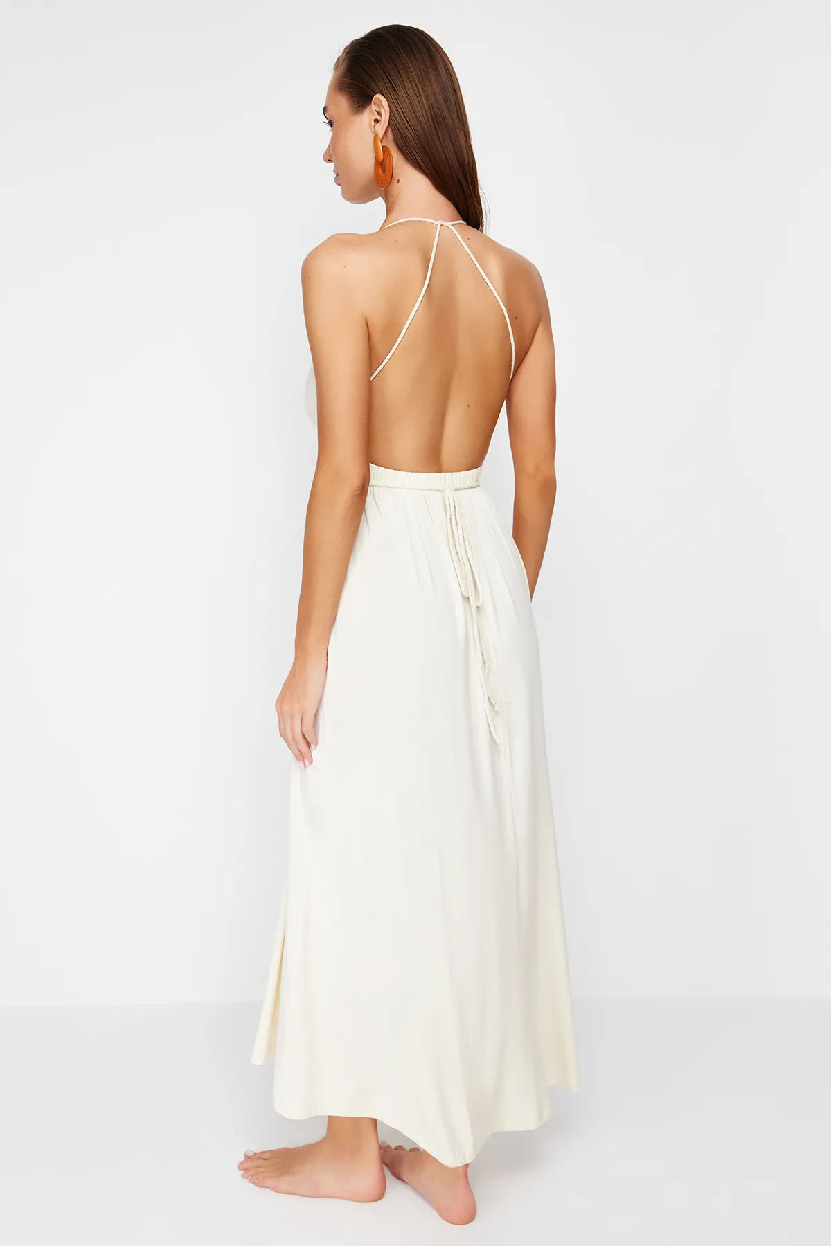 Trendyol Collection  Braut-Strandkleid mit Maxi-Strickperlen-Accessoire in Ecru TBESS21EL2796