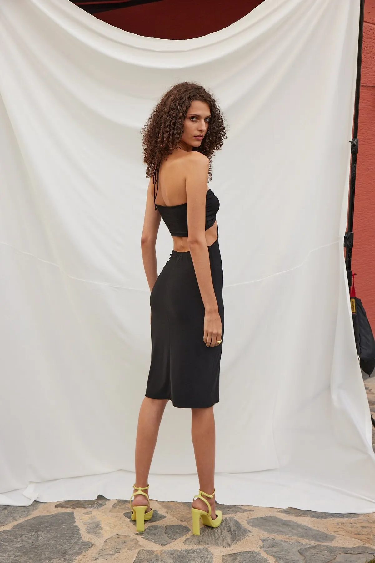 VATKALI  Rückenfreies, ausgeschnittenes Kleid