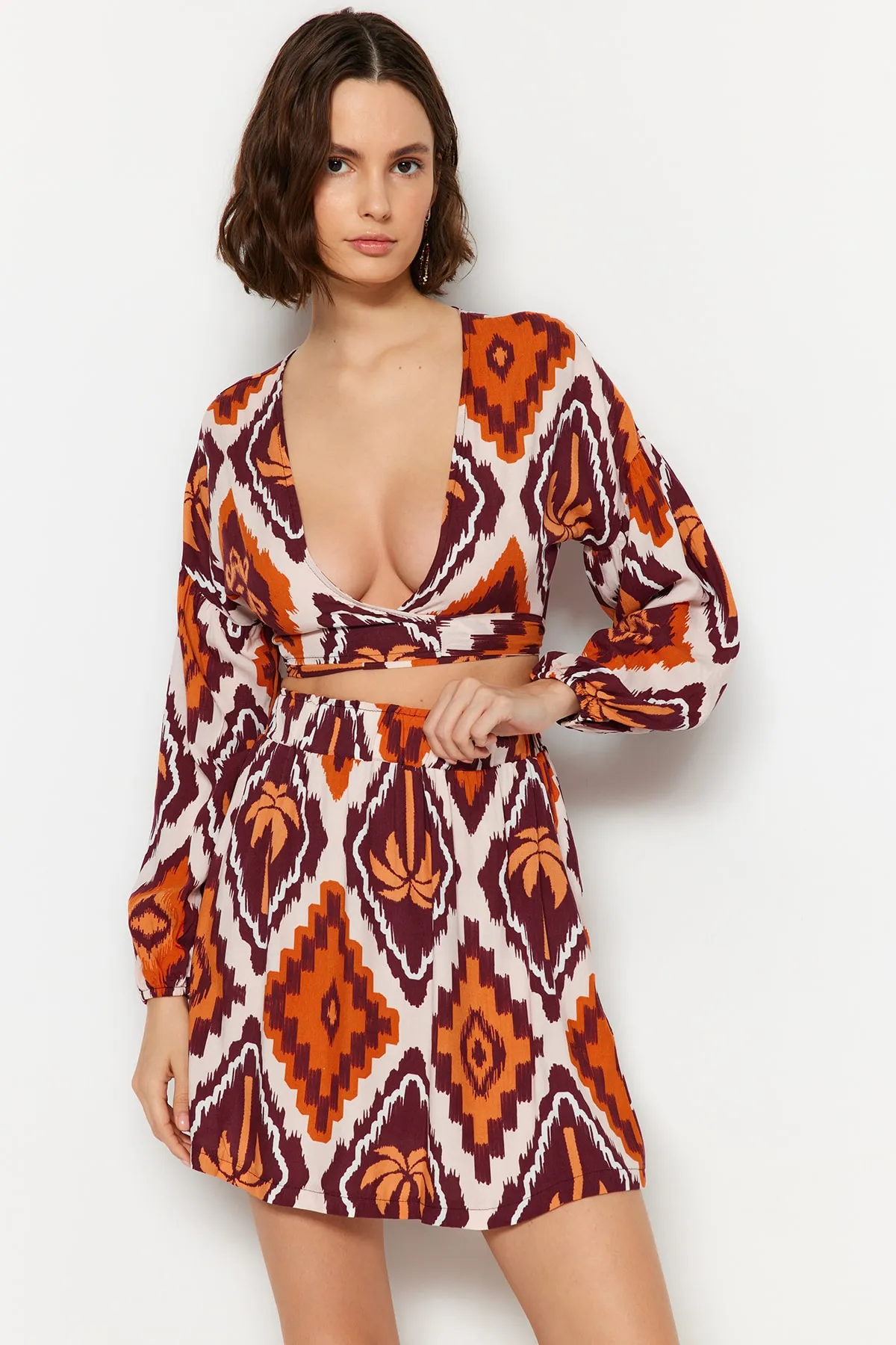 Trendyol Collection  Gewebtes Blusen-Rock-Set mit tropischem Muster und Bindeband TBESS23AU00090