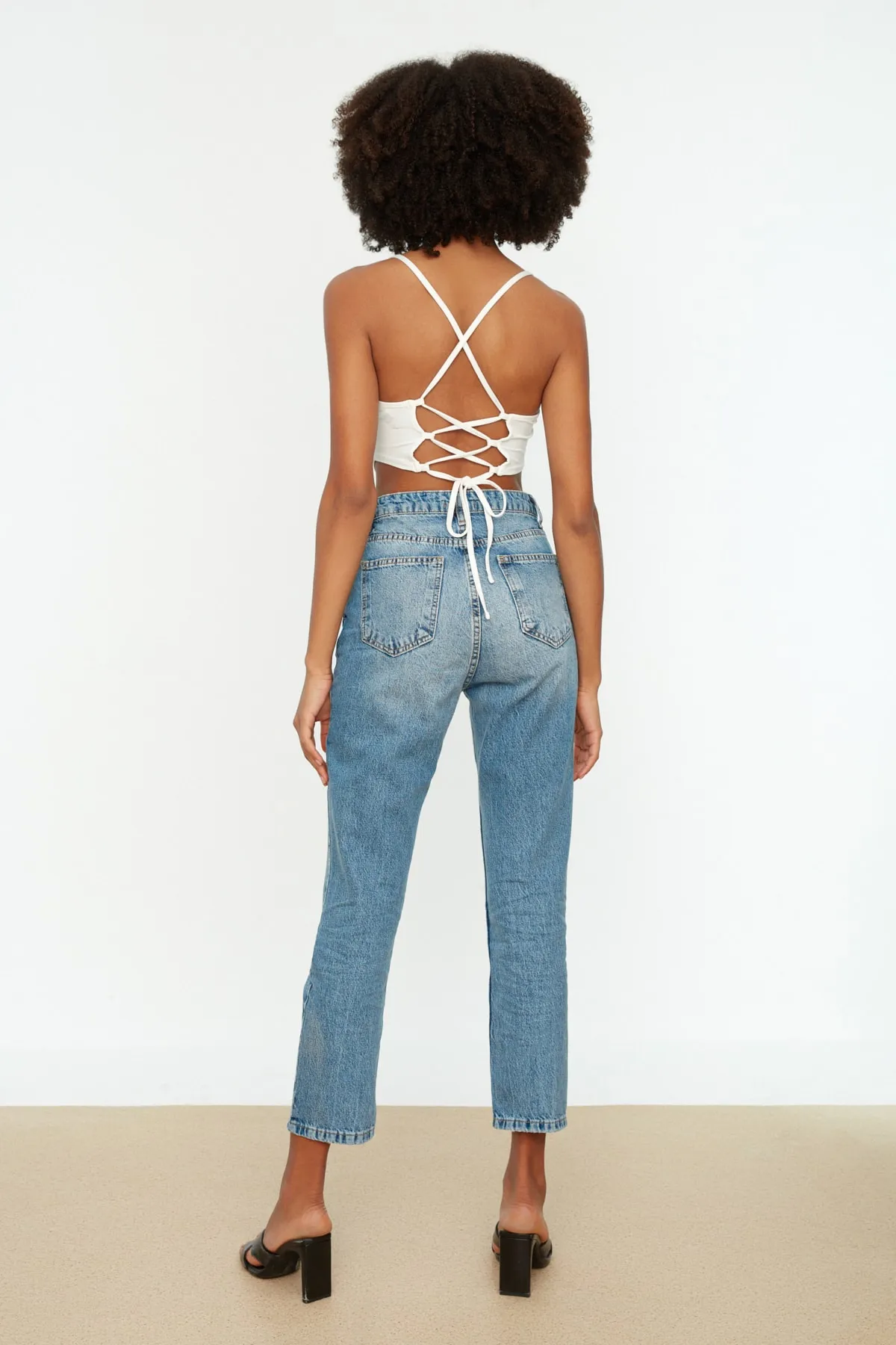 Trendyol Collection  Blaue, zerrissene Jeans mit hoher Taille und geradem Bein TWOSS22JE0431