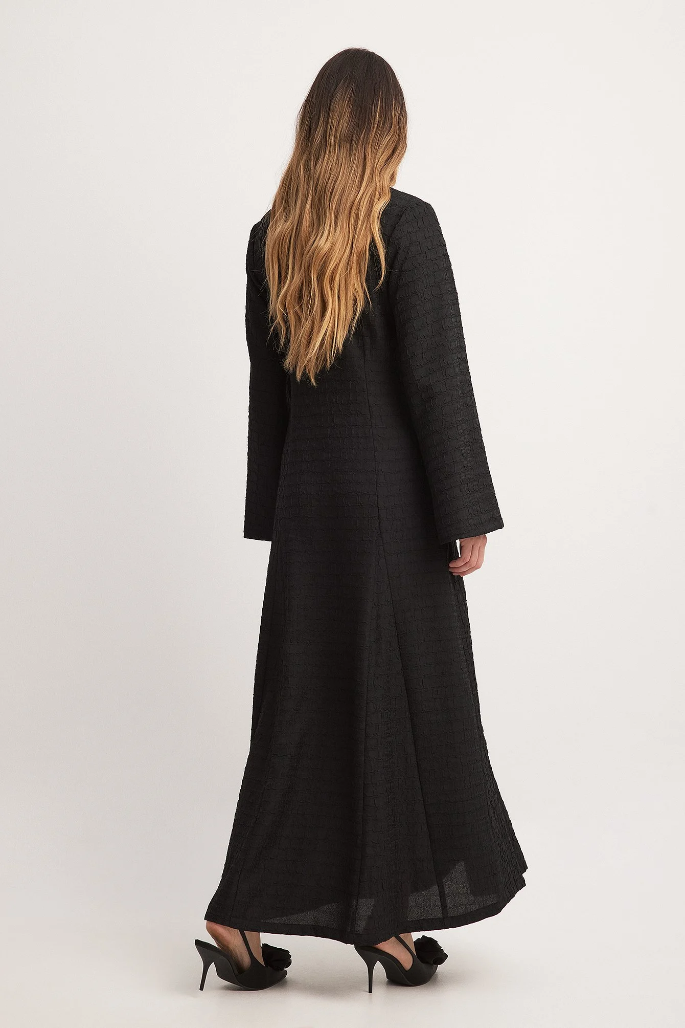 Strukturiertes langärmeliges Maxikleid mit tiefem Ausschnitt