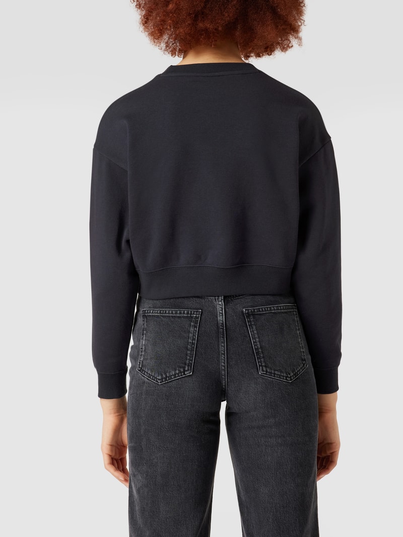 Cropped Sweatshirt mit Label-Schriftzug in Glanz-Optik in schwarz