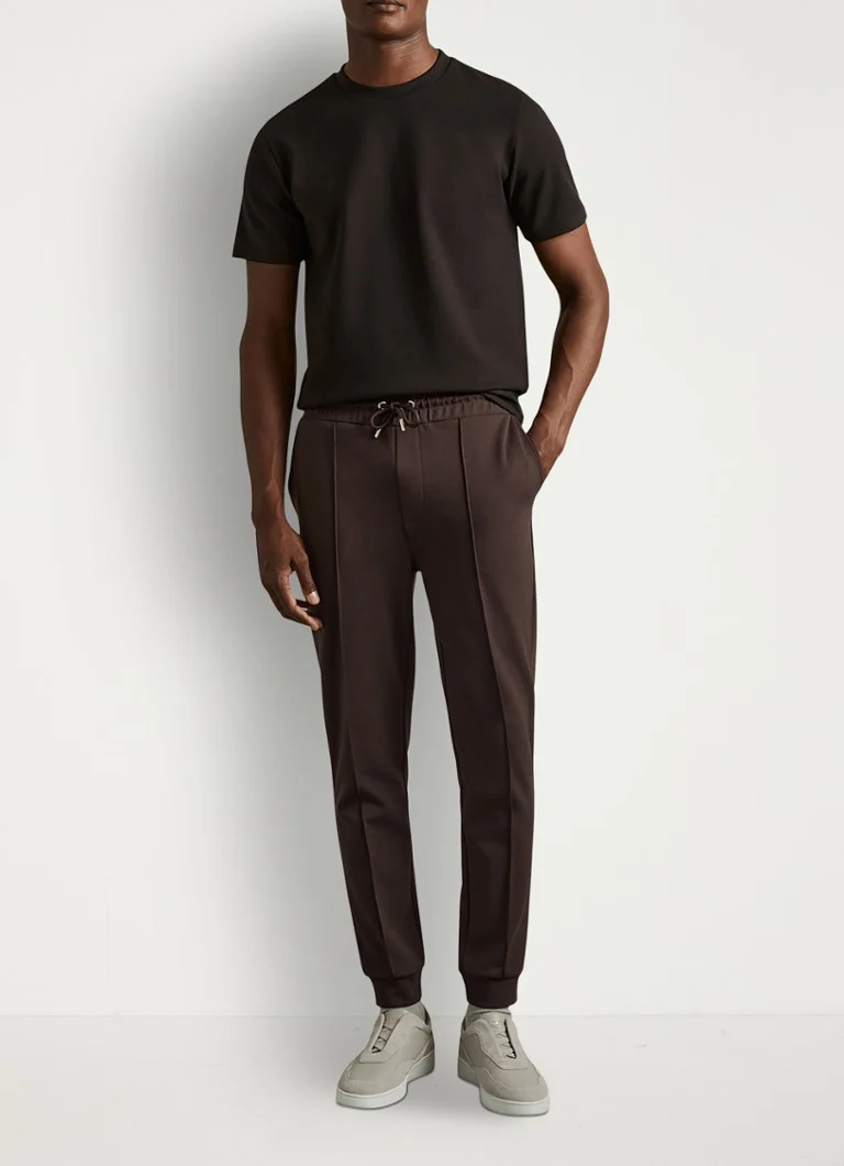 Pantaloni de trening conici Reiss Premier cu buzunare cusute.