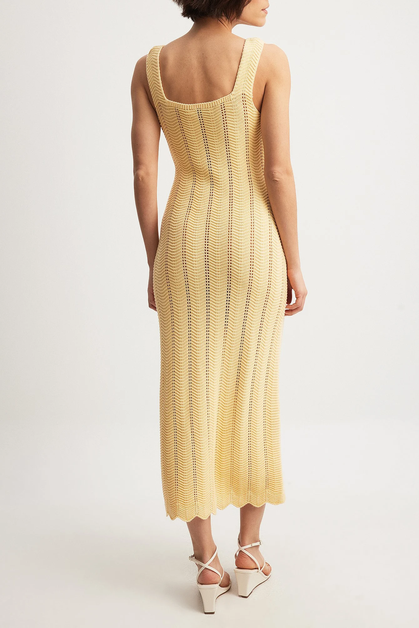 Fließendes Strick-Midikleid