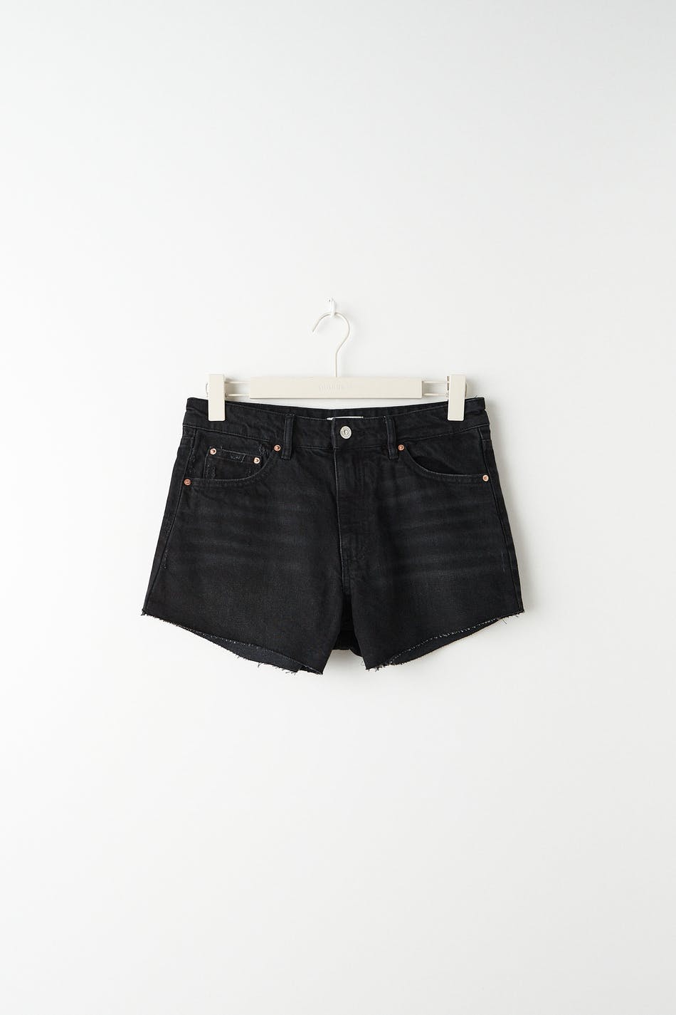 Frayed hem denim shorts