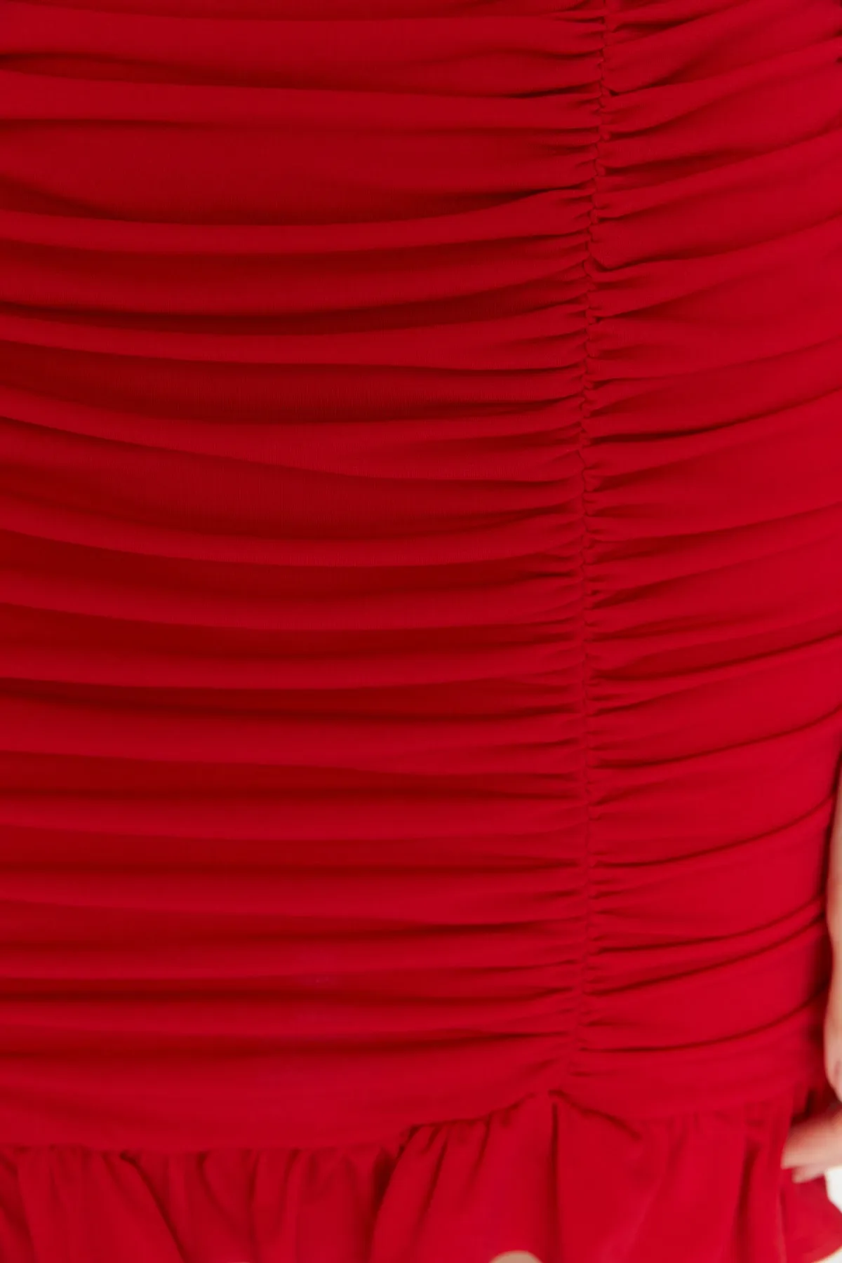 Trendyol Collection  Rotes, figurbetontes, gewebtes Minikleid mit Guiping und V-Ausschnitt TWOAW23EL01044