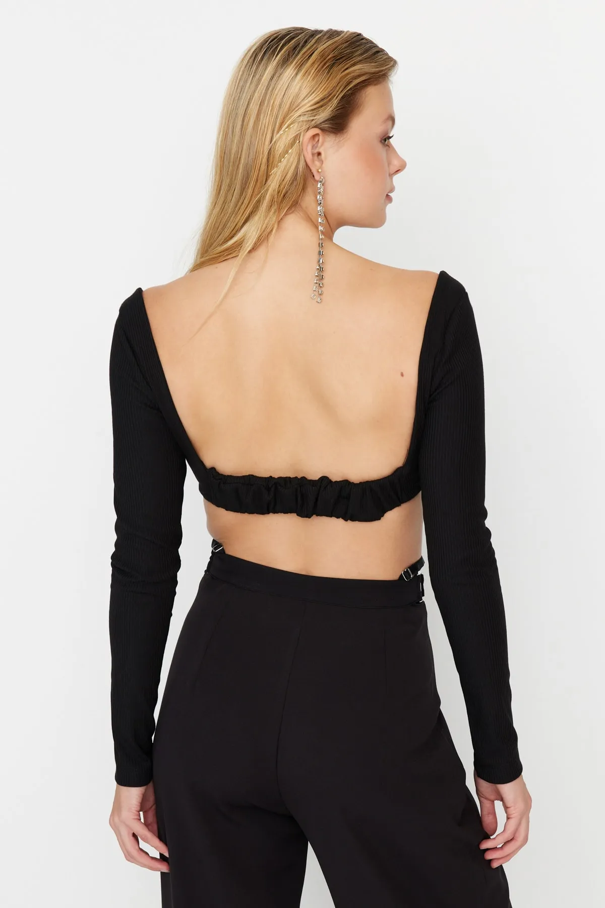 Trendyol Collection  Detailliertes gestricktes Bustier mit schwarzem Kragen TPRAW23BS00018