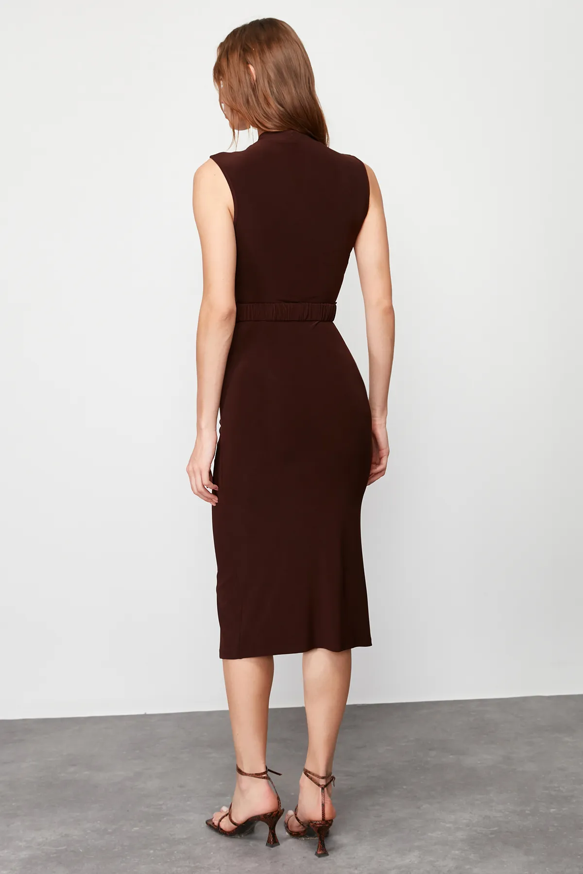 Trendyol Collection  Dunkelbraunes, figurbetontes, drapiertes Midi-Bleistiftkleid aus flexiblem Strick mit Gürtel TWOSS22EL0756