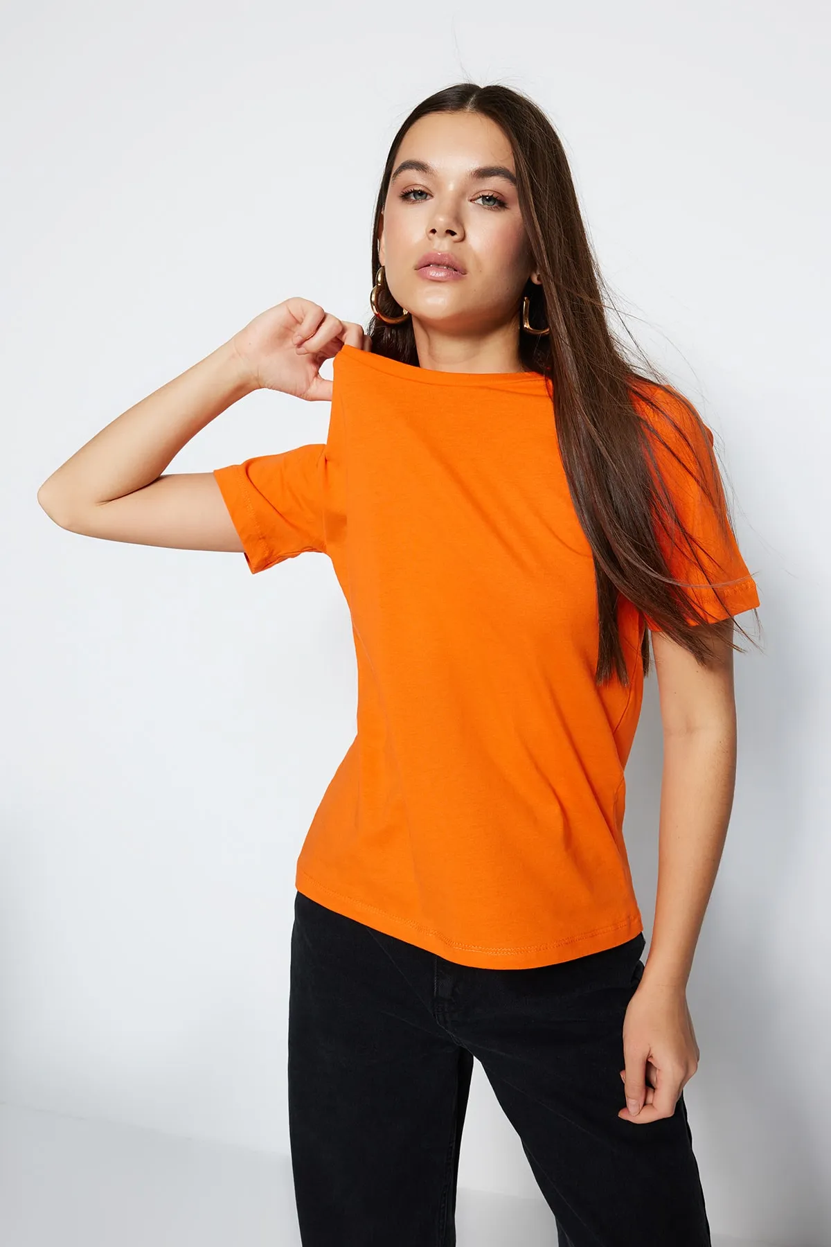 Trendyol Collection  Orangefarbenes Basic-Strick-T-Shirt mit Rundhalsausschnitt aus 100 % Baumwolle TWOSS23TS00000