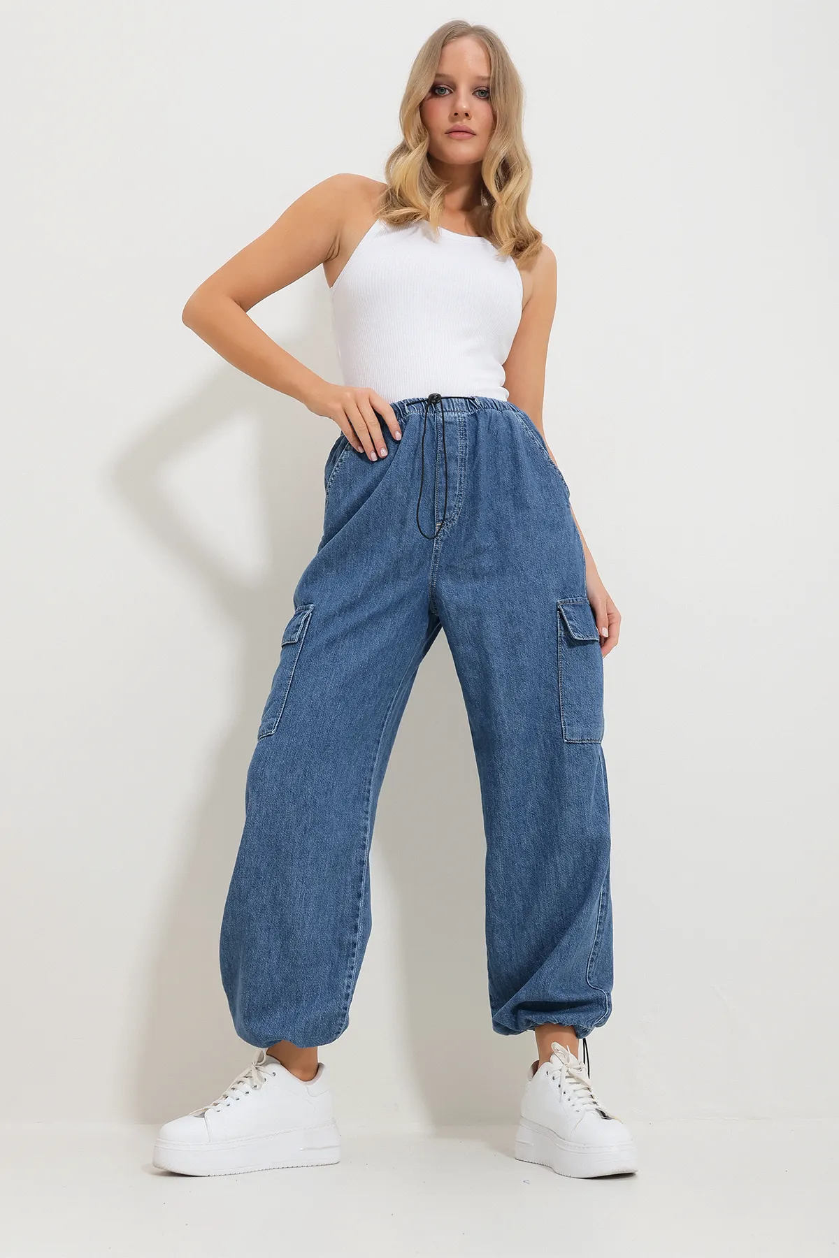 Trend Alaçatı Stili  Blaue Cargo-Jogginghose für Damen mit elastischem Bund und Taschen Alc-X11759
