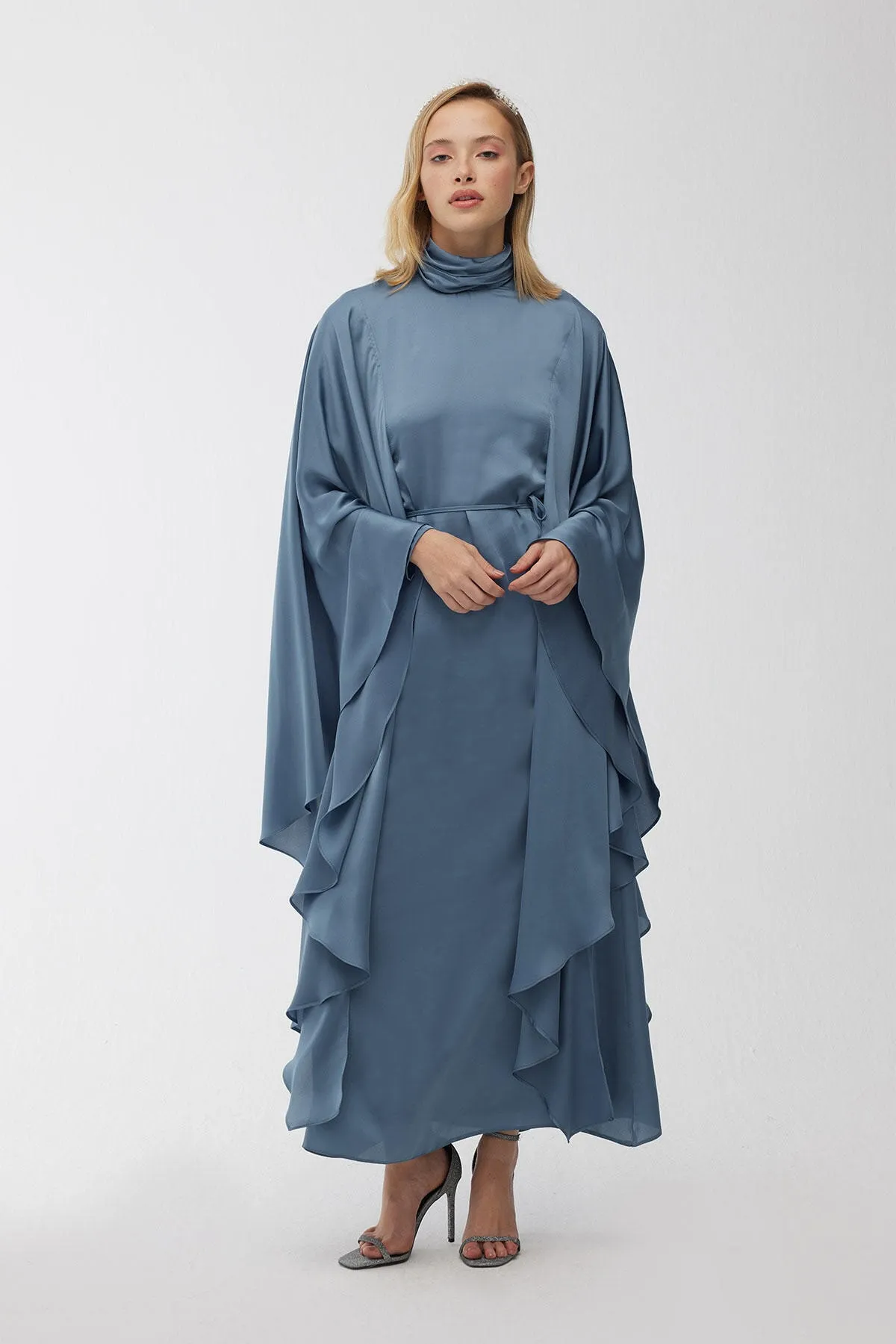 Manuka  Satin-Cape-Abendkleid Blau
