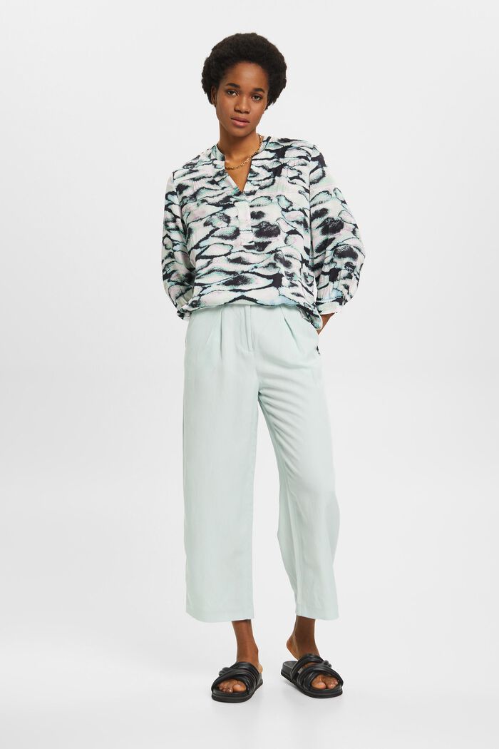 Satinbluse mit V-Ausschnitt und Allover-Muster