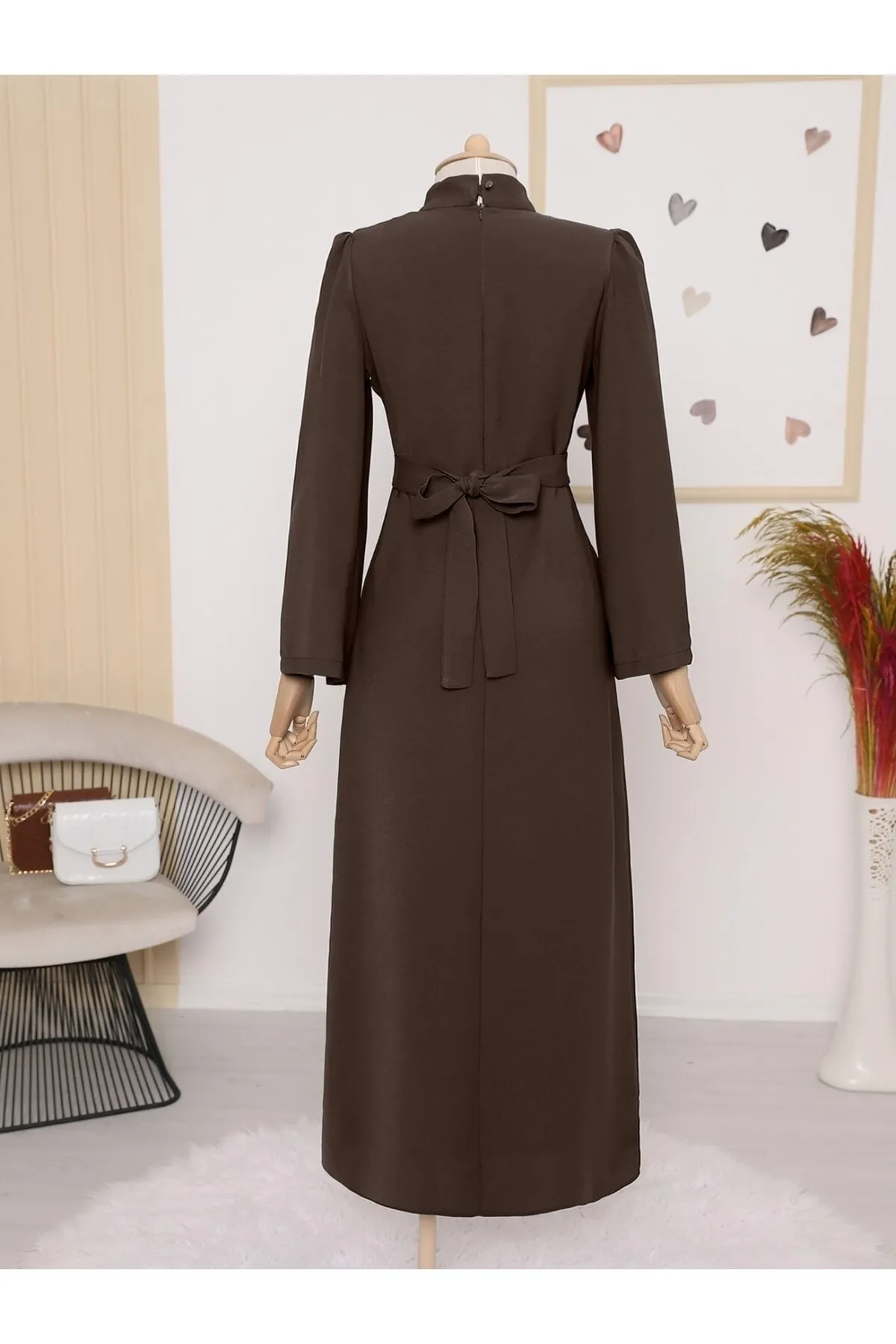 Modamorfo  Prächtiges, mit Kragen und Taille gebundenes Kleid