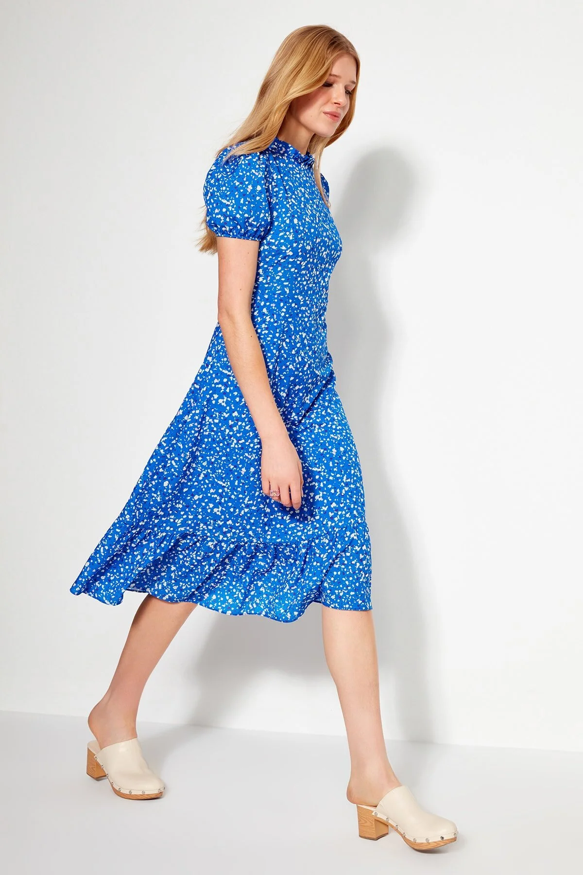 Trendyol Collection  Blaues, geblümtes, gewebtes Midikleid in A-Linie TWOSS20EL0894