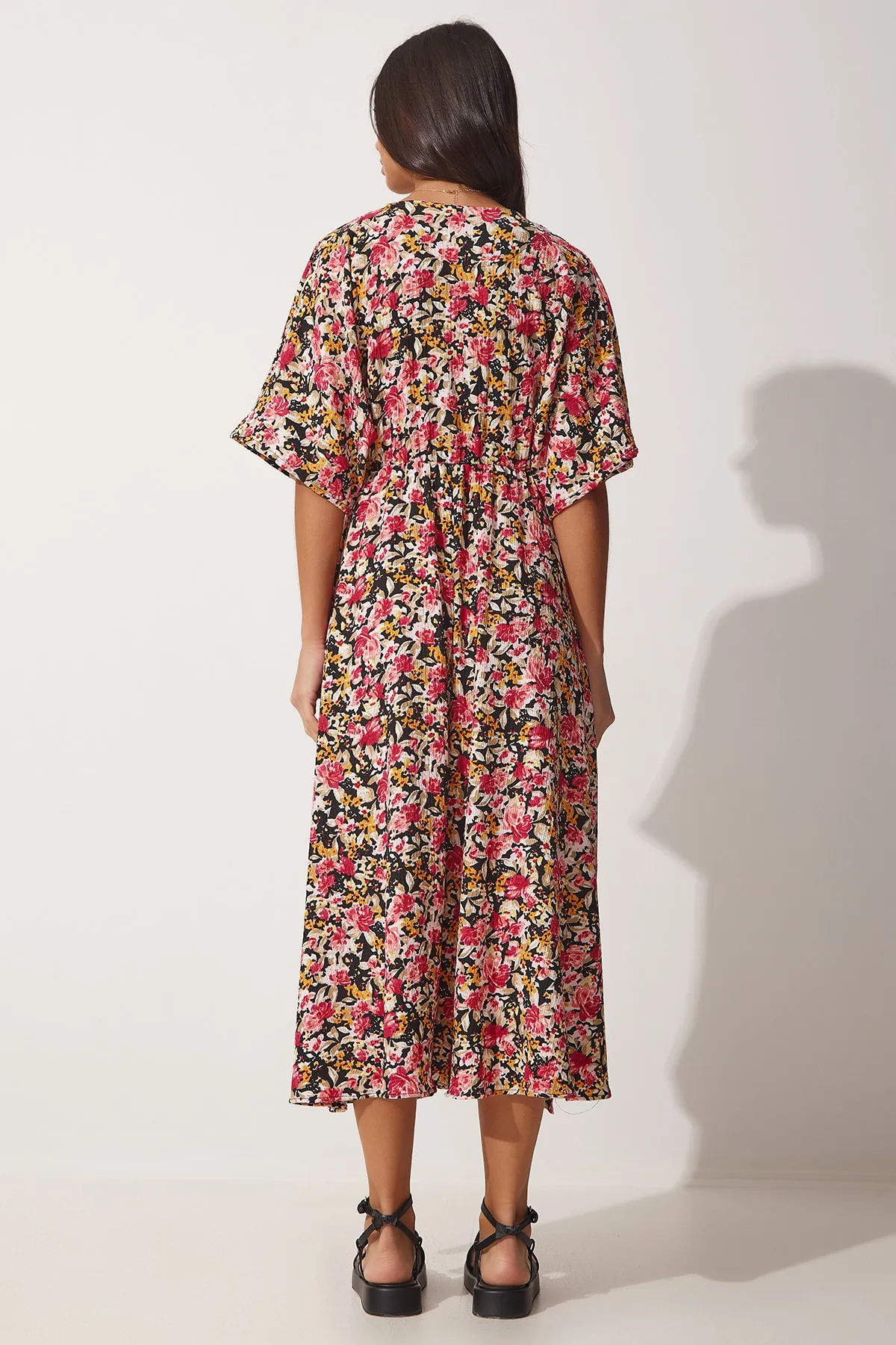 Happiness İstanbul  Loses Sommer-Strickkleid mit Wickelkragen für Damen in Rosa und Schwarz mit Blumenmuster DK00158