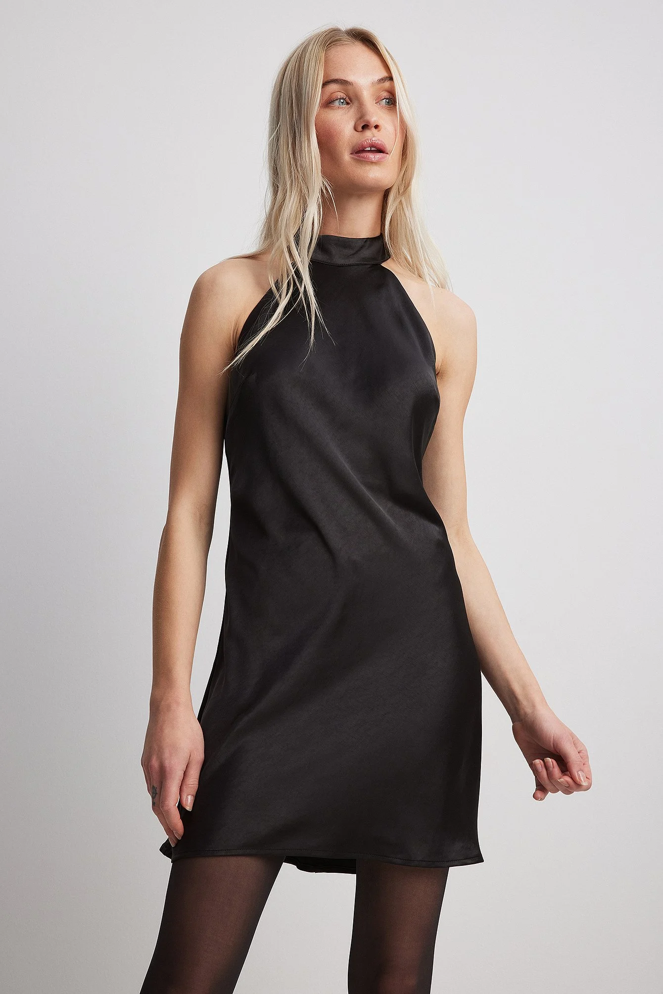 Minikleid aus texturiertem Satin mit Schnürung hinten