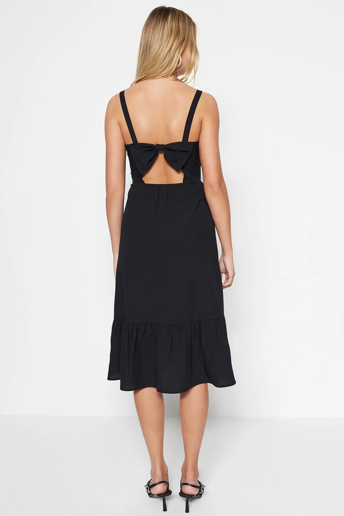 Trendyol Collection  Schwarzes Midi-Webkleid mit Taille und Rückendetail TWOSS22EL00266