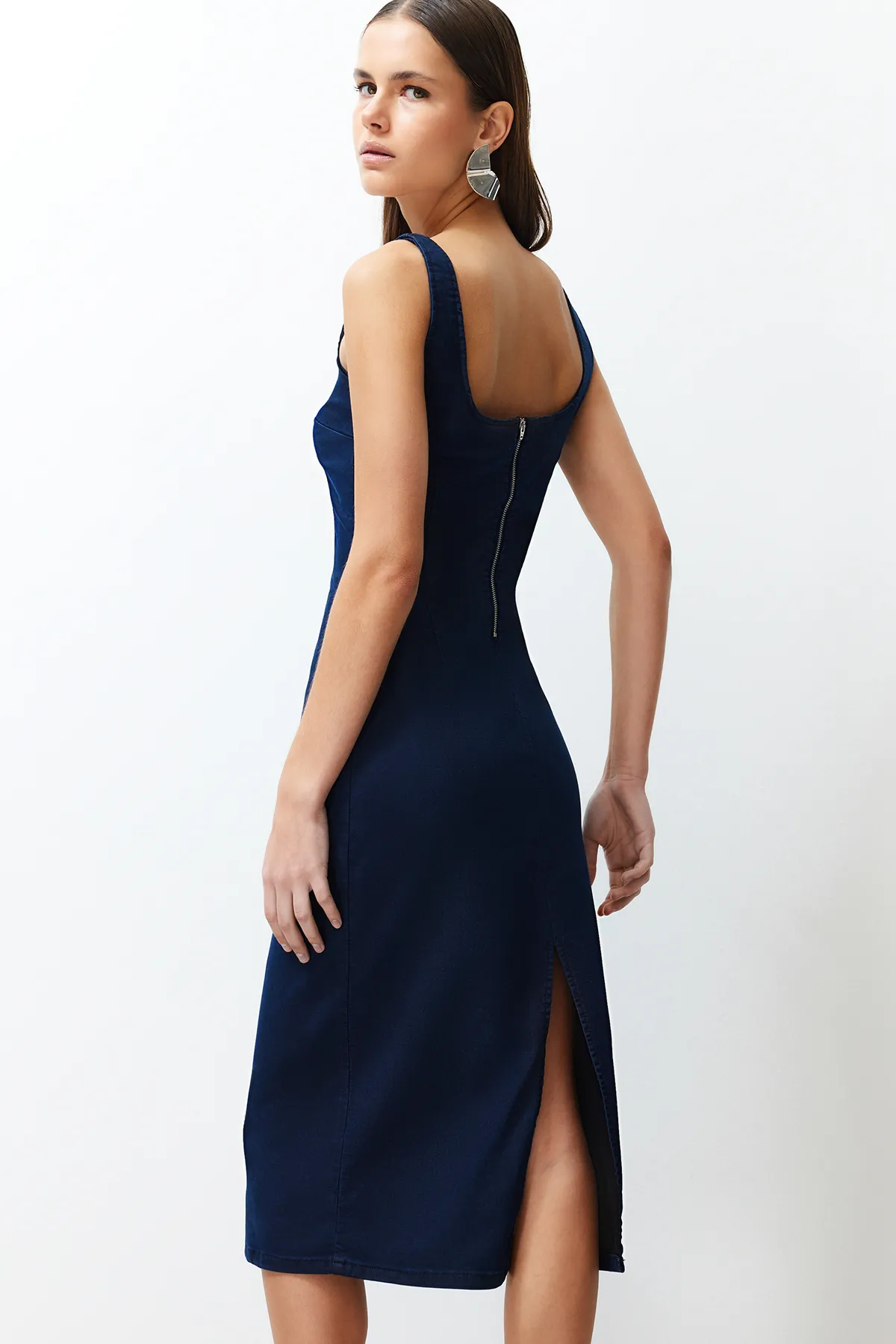 Trendyol Collection  Dunkelblaues Denim-Midikleid mit detaillierten Nähten TWOSS24EL00380