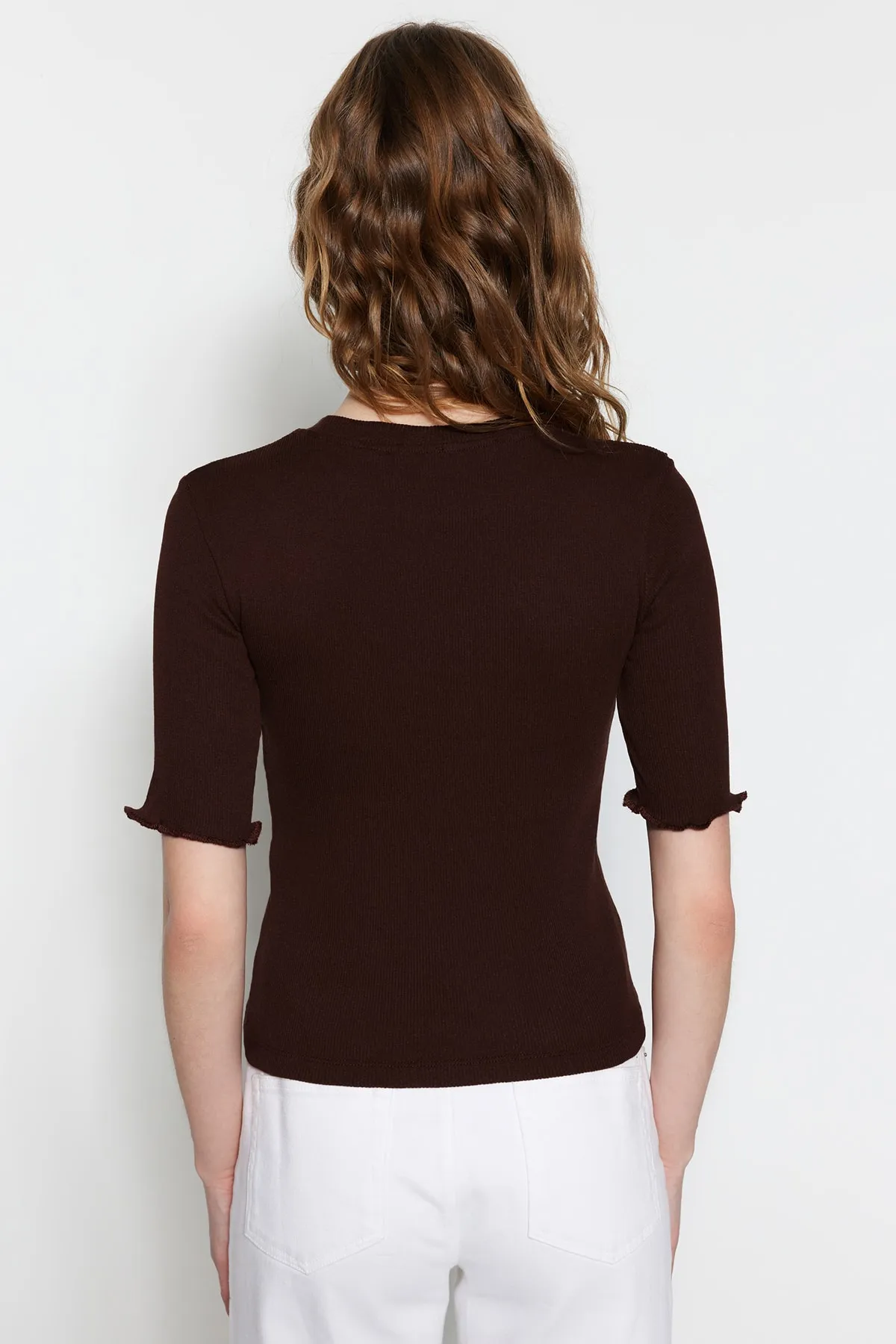 Trendyol Collection  Braune taillierte/taillierte Rundhals-Stretch-Strickbluse mit Kordelzug TWOSS23BZ00025