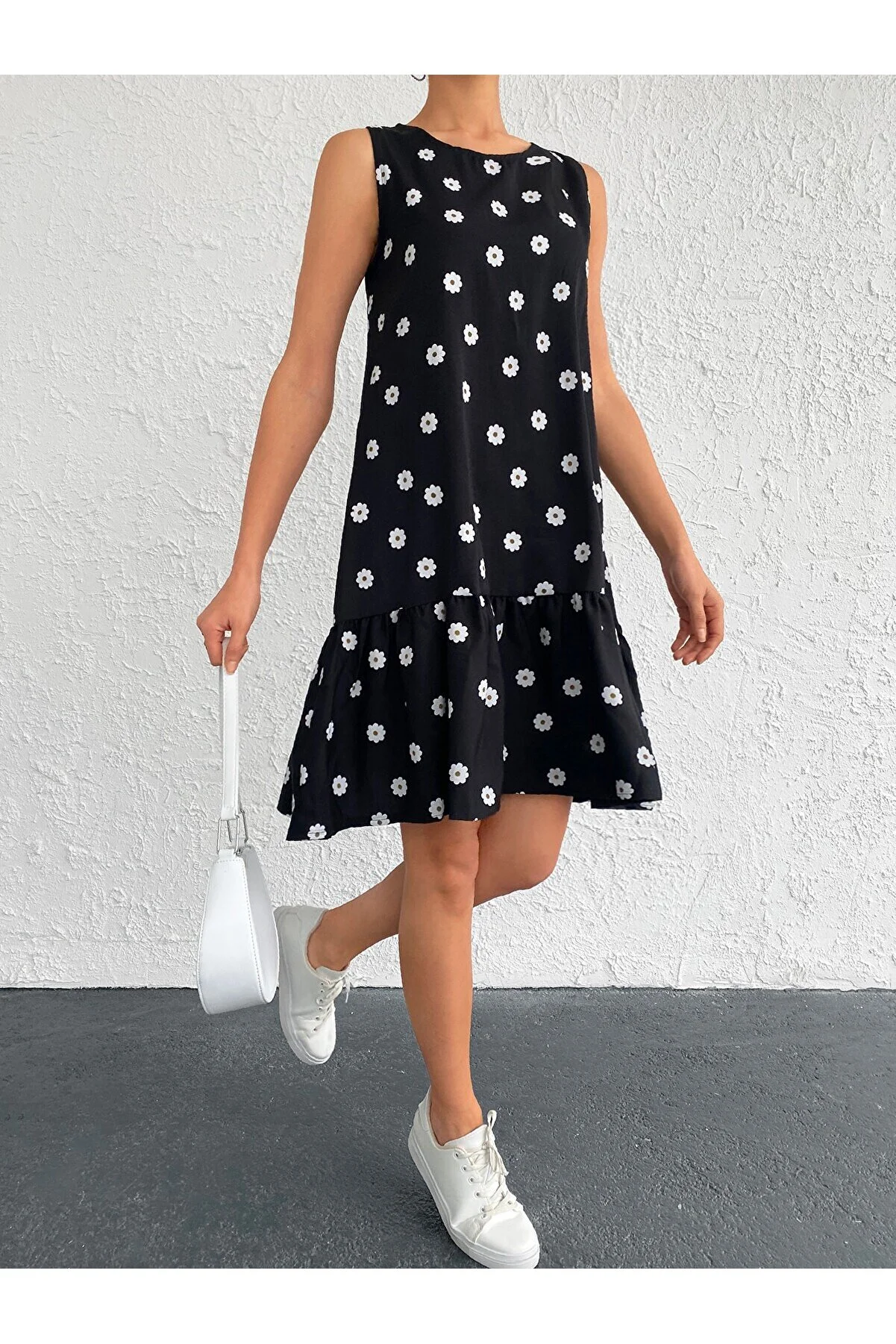 armonika  Schwarzes, ärmelloses Rock-Rüschenkleid mit Gänseblümchenmuster für Damen ARM-22Y001123
